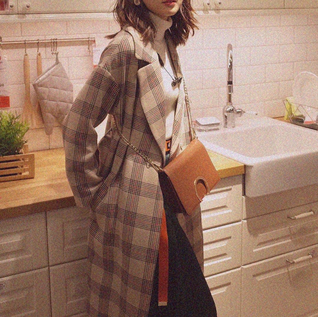 小林ようのインスタグラム：「最近お気に入りのコート。 やっぱりチェックが好き。あとストライプ。 . #fashion #ikea #shopping #coat #checked #model #tokyo #japan #ootd #패션 #도쿄 #모델 #일본 #私服 #チェックコート #小林のootd」