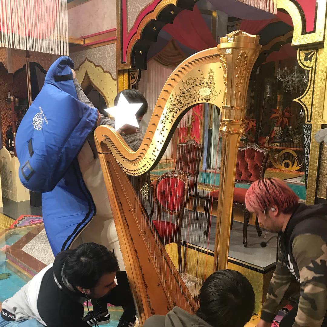 松岡みやびさんのインスタグラム写真 - (松岡みやびInstagram)「テレビ収録 I was on TV program as a harpist. こちらはハープ奏者としての出演依頼だったので✨ セレブお嬢様キャラ全開のトークバラエティー番組を楽しんできました🌹ハープのしくみ解説やクラシック名曲演奏コーナーも収録しました🎼 ゴールデンタイムの60分放送予定だよ。 オンエアお楽しみに🤗 #ミヤビメソード #楽器 #音楽 #心理学 #カウンセリング #アート #miyabimatsuoka #harp #バラエティー #セレブ」3月23日 18時49分 - miyabi_matsuoka
