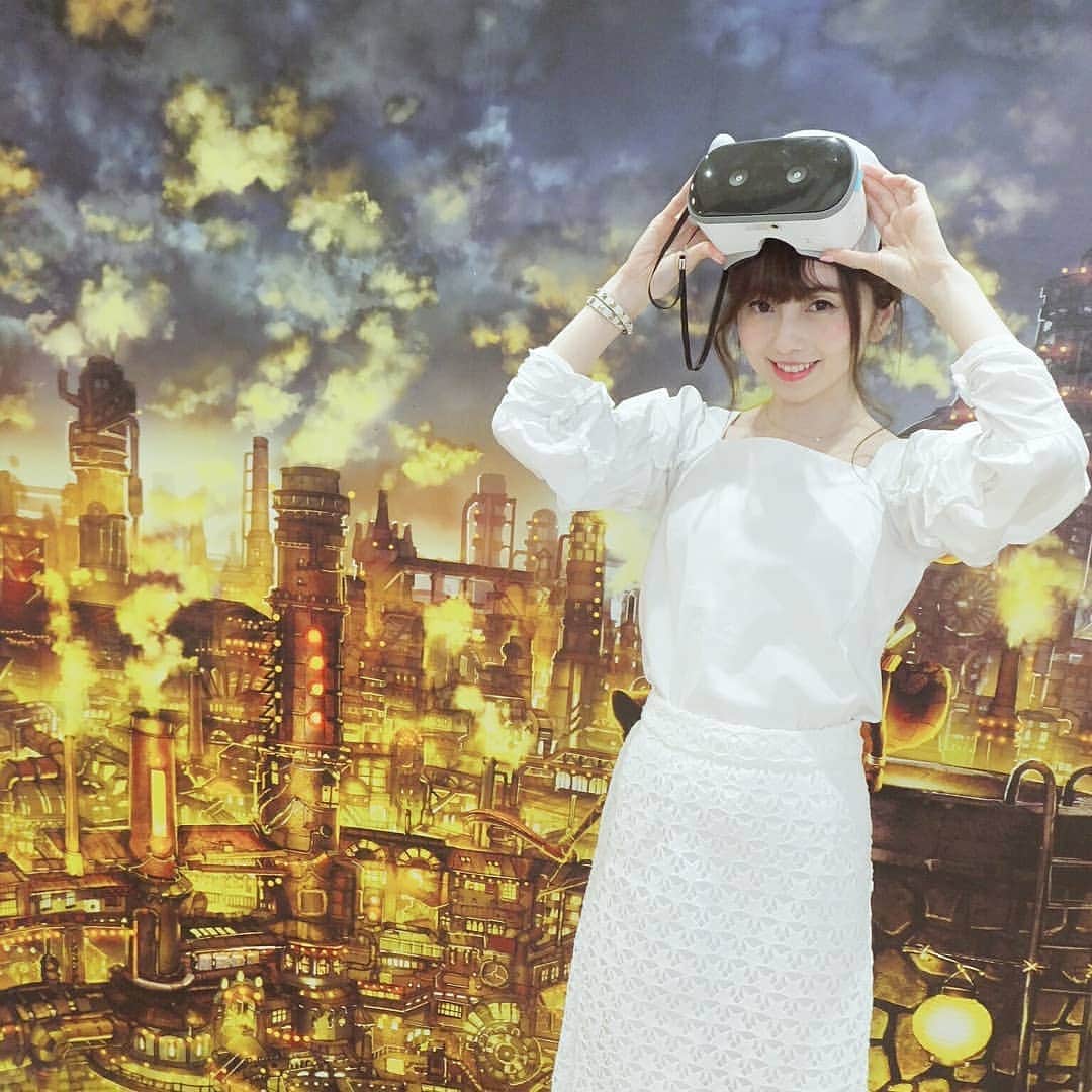 のインスタグラム：「こんばんは♡ 今日は真冬に戻ったみたいに寒いですね。 私はすごーく久しぶりにお台場に行って、 すごく気になっていた西野亮広さんの絵本「えんとつ町のプペル」のVR体験をしてきたよ♡♡♡ 4枚目は動画だよ♡ ・  めちゃくちゃ綺麗で 絵本の中にはいりこんだみたいでほんと凄かったです!!♡♡♡ ・  上を見ても下を見ても後ろを見ても 360度動画になっていて 空を飛んでるみたいですごく楽しかったよ♡♡♡ ・ ・ ・  #VR #絵本 #えんとつ町のプペル #プペルVR #西野亮広 #360度動画 #お台場 #デックス東京ビーチ #休日 #春休み ←私はあまり関係ない笑  https://www.odaiba-decks.com/news/info/000662.html」