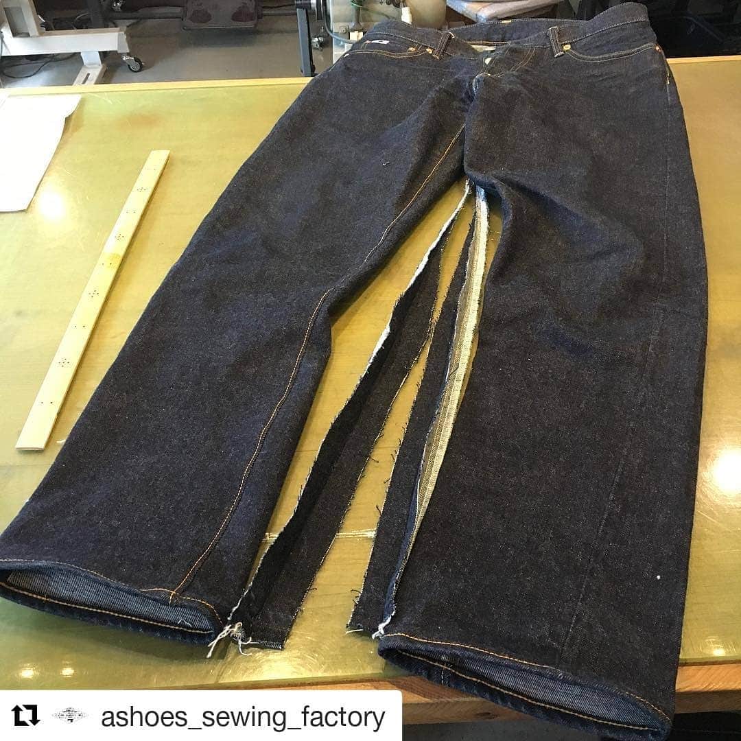 select shop「ASHOES」 SHOP STAFFのインスタグラム：「#Repost @ashoes_sewing_factory (@get_repost) ・・・ シルエット変更 細くする。  現状のすそ幅 23cmから19cm へのご要望。  ワタリ下位置から インシーム（内股） にてラインを整えながら 細くしました。  インシームで調節すると シルエットが綺麗です。  縫製は、 チェーンの地縫い、 ロックミシン、 チェーンの片倒し、 このパンツのオリジナルに基づいて。  こだわりを カタチに。  お気軽に ご相談ください。 −−−−−−−−−−− ジーンズを カッティングから 丸縫いしています。  シルエットの別注も 可能です。  リペアへのフィードバック。 またその逆を 日々貯め込みながら。 −−−−−−−−−−− #リメイク #デニムリペア #ジーンズ修理 #デニム修理 #サイズ変更 #幅出し #handmade #ハンドメイド #ashoes #亜洲'S #さいたま #大宮 #デニム #ジーンズ #裾上げ #チェーンステッチ #お直し #リペア #穴埋め #タタキ #singersewing #Unionspecial #sewing #sewingmachine #ミシン #シンガーミシン #ユニオンスペシャル #jukI #unionspecial43200g」