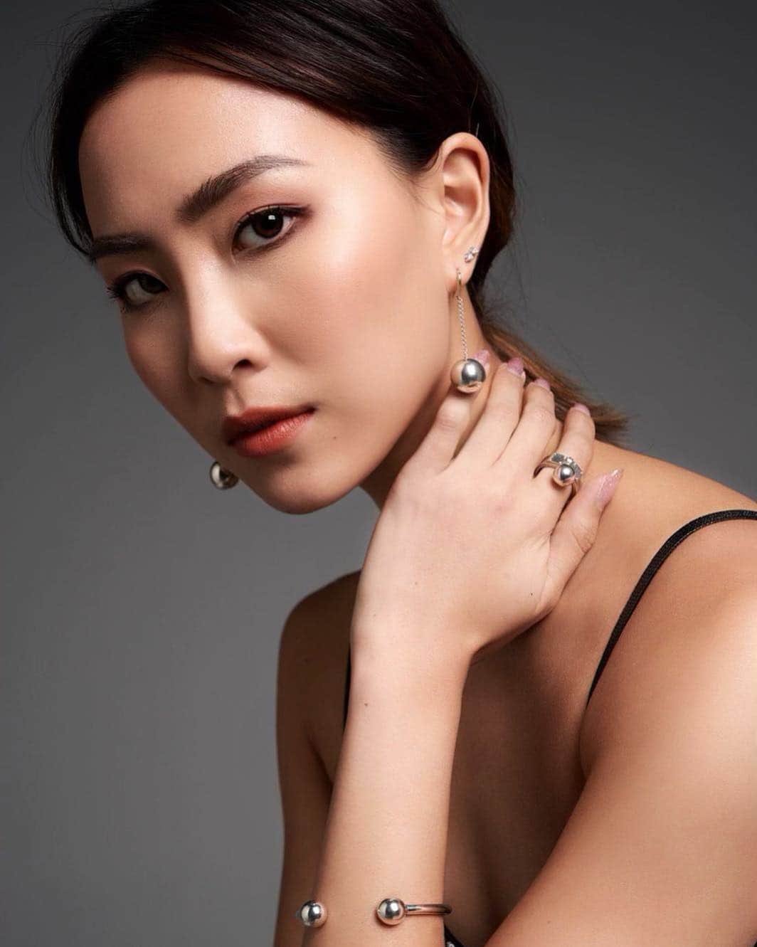 のインスタグラム：「That Tiffany HardWear drip 🔥  #tiffanyandco #tiffanyandcosg #jewelry #laniege #kbeauty #neckpain PC: @requiem84」