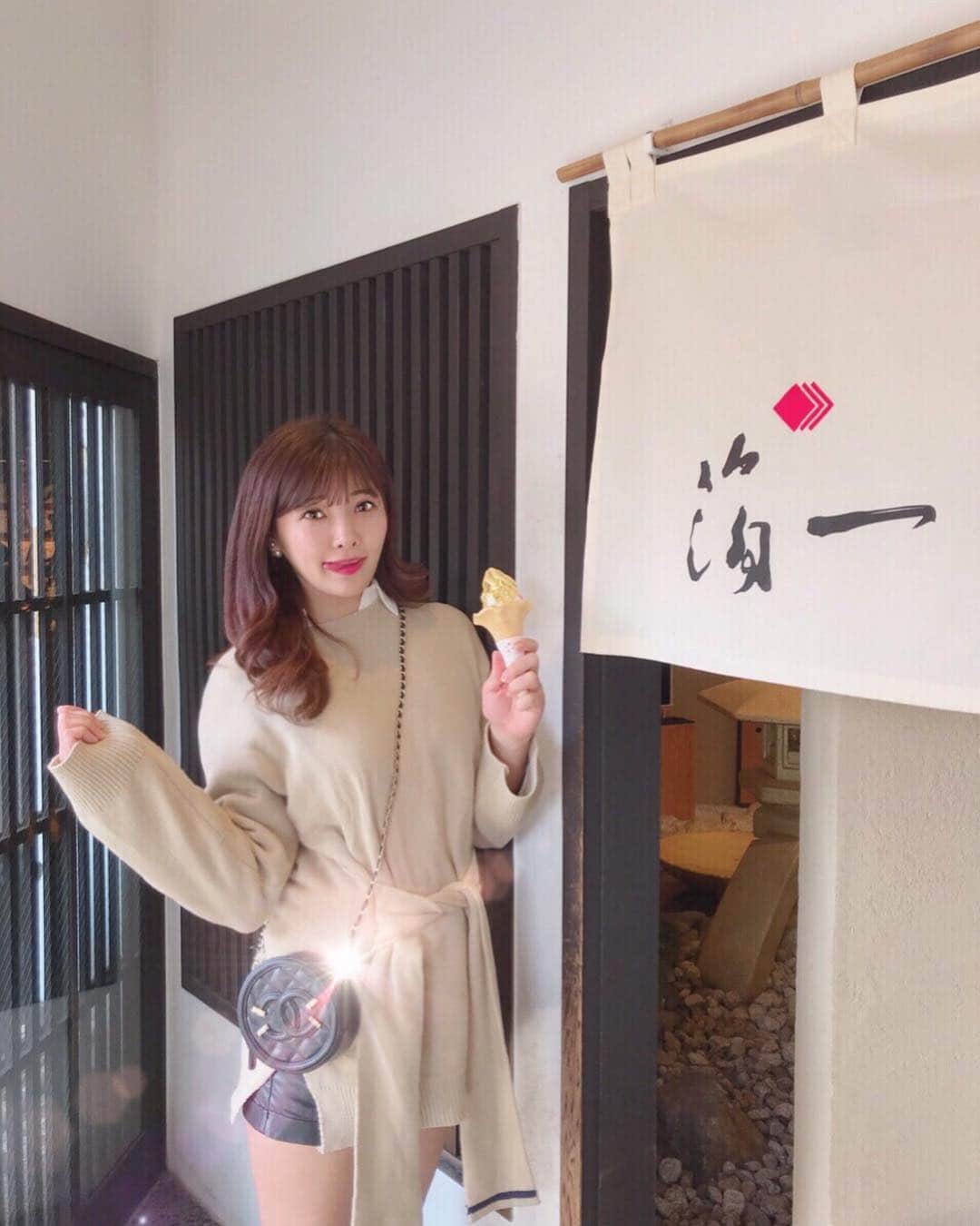 のインスタグラム：「＊ 金沢に来たら絶対に食べようって決めてた金箔ソフトクリーム🍦✨ミルクが濃厚で美味しかったなぁぁぁ♡ただ金箔が唇に張り付くのだけは要注意💋😉😉😉 くくく#me#photooftheday #instadaily #iphoneonly #instagood #bestoftheday #picoftheday #tagsforlike#photo#japanese#japanesegirl#tokyo#selfie#fashion#liketolike#photospot#likesback#likeme#팔로마#좋다#일본#데일리#일상#레그램#얼스타그램#막스타그램#金沢#金箔ソフトクリーム#箔一#おばあちゃん旅行」