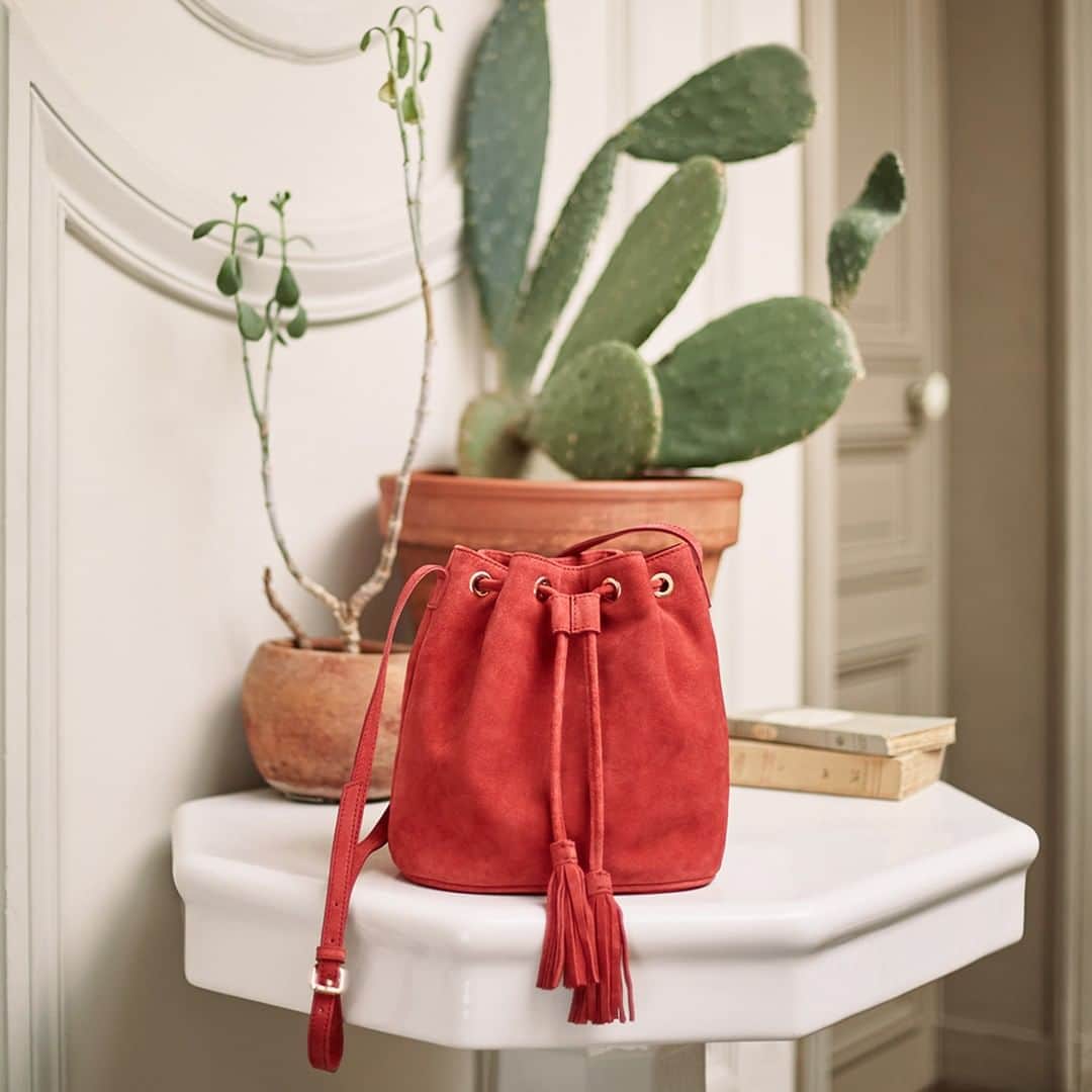 クーカイのインスタグラム：「Sacha, sa matière, ses rondeurs, son rouge.. : un indispensable! 👌 . . . #kookaiette #fashion #lifestyle #bag」