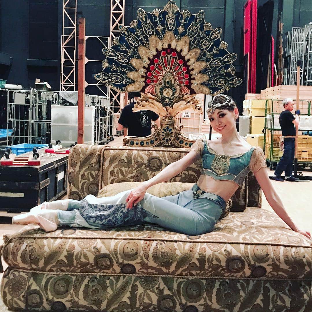 のインスタグラム：「#海賊 西宮公演終わりました❣️ ご来場いただいた皆様、本当にありがとうございました💗 こちら、最終幕にメドーラが座る豪華な椅子✨✨ 絢爛豪華(´∀｀*)一度撮りたかった図。笑」