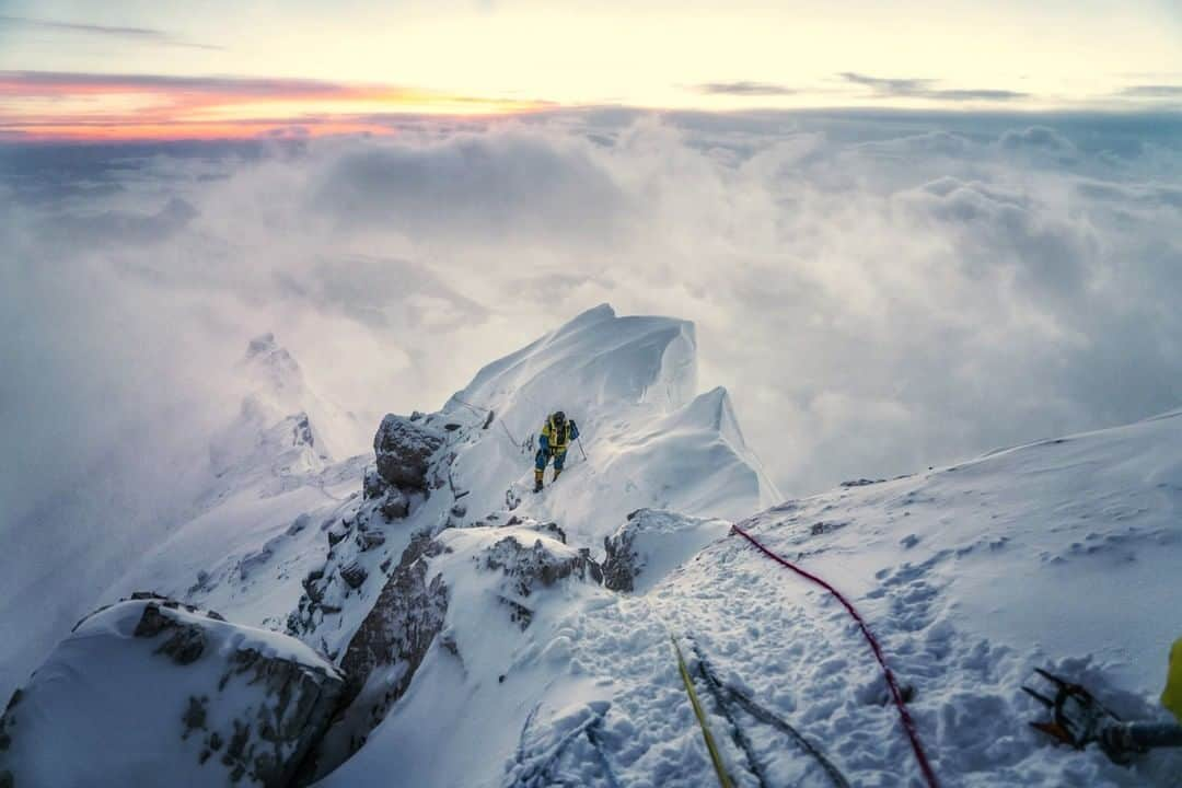 ナショナルジオグラフィックさんのインスタグラム写真 - (ナショナルジオグラフィックInstagram)「Photo by @coryrichards | Pictured here, a climber slowly traverses a ridge en route to attempting the Everest summit. Less than two percent of climbers summit Everest without the use of supplemental oxygen. #followme @coryrichards for the visual storytelling #onassignment for #natgeo and previously unseen footage of the #culture #travel #adventure of the #Himalayas including my upcoming climb on the northeast face of #everest as I attempt a new route without the use of supplemental oxygen.」3月23日 19時02分 - natgeo