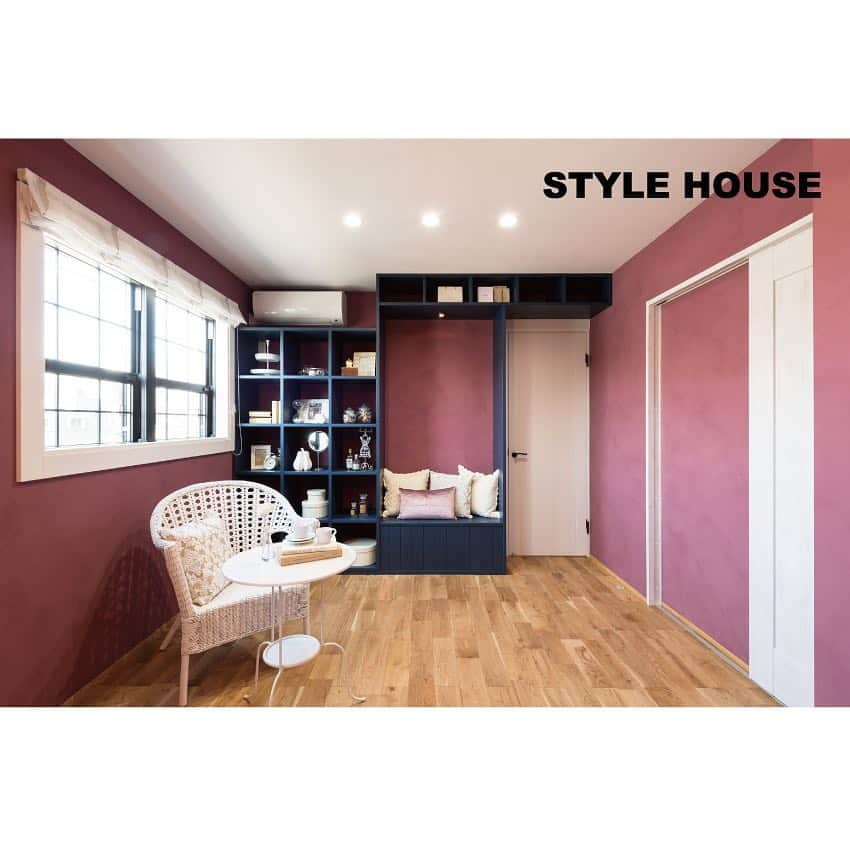 STYLE HOUSE 谷上工務店さんのインスタグラム写真 - (STYLE HOUSE 谷上工務店Instagram)「「ポーターズペイントの塗り壁風仕上げ♩花博住宅展示場モデルハウスには、インスタ映えするお部屋がたくさん！ぜひ遊びに来てくださいね。」 花博住宅展示場の施工写真です。その他の施工写真は、 @stylehouse_taniue  のURLからご覧いただけます。 . ぜひチェックしてみてくださいね♪ . . #stylehouse  #谷上工務店 #allagi #diy #アレジ #スタイルハウス #ナチュラルインテリア #インテリア大好き #夢のマイホーム #わが家に恋する #ライフスタイル #結婚 #新婚生活 #カフェ好き #カフェ風インテリア #大阪 #キッチンカウンター #大阪で家を建てる #大阪の注文住宅 #大阪建築 #スーモ #注文住宅 #大阪の家 #大阪注文住宅 #戸建て住宅 #インスタ映え」3月23日 19時08分 - stylehouse_taniue