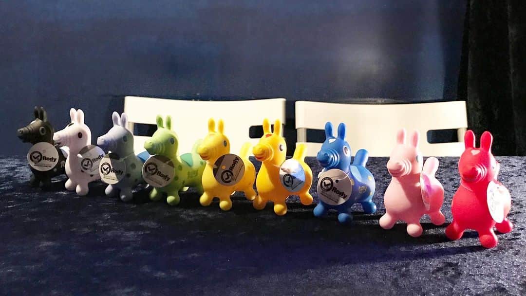 桂のインスタグラム：「Rody 再び  #rody #toy #horse #miniature #colorful #9 #9colors #ロディ #玩具 #おもちゃ #馬 #ミニチュア #カラフル」