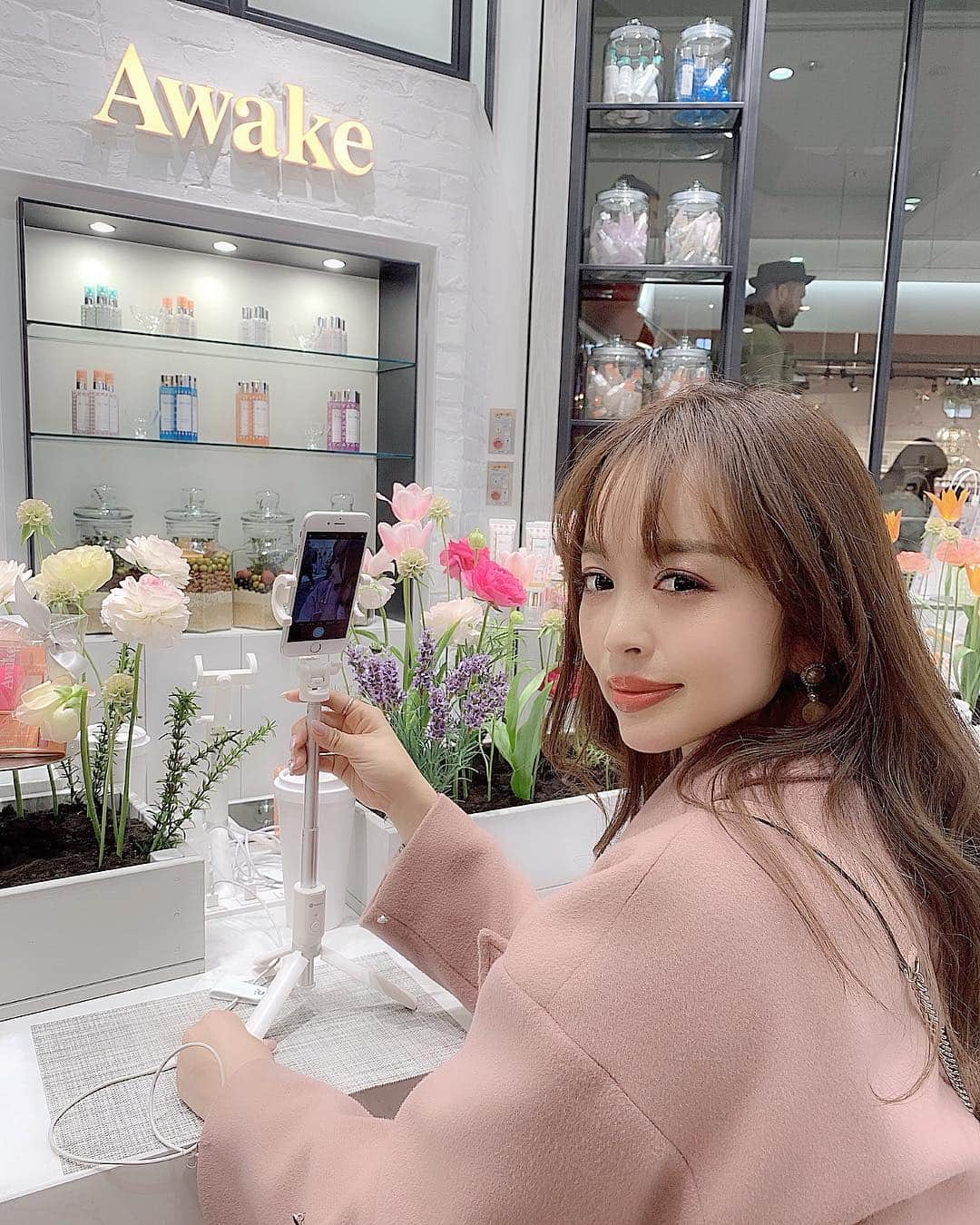 のインスタグラム：「やばいー！女子の溜まり場になっちゃう新スポット発見しちゃったよーー！！！💓 ・ ・ 自由に充電？！ 撮影したり、Live配信もご自由にどうぞ💓 ・ とか神ですか？！♡✨✨ ・ ・ そんな心が広すぎる、インスタ映えのお店💓 ・ ・ 【Awake 東急プラザ表参道店】 ・ なんと、天然植物成分で作られた素材が最高な、化粧品ショップ💓 ・ パッケージも本当可愛いし、置いてるだけで気分があがる✨ ・ ・ お肌のお悩み診断も、iPadでできちゃうよっ(＊´ω｀＊)” ・ ・ 店員さんも、 「全然いつでも充電しに来てください〜❤️」 ・ 「Live配信も動画撮影もご自由にバンバンしてください〜💓」 ・ って神対応。 ・ ・ ・ 本当Live配信する場所困ってたから、私入り浸ること間違いなしですwww ・ ・ この居心地最高で、可愛い生花がさしてある、アイランドキッチンは、 女の子がこの先大行列になるかもしれない…あまり広めないでね❤️w ・ ・ オープン記念で、 肌悩みにダイレクトにアプローチするオイル状美容液4種がすべて試せるキットに、 人気商品のお得なセットが限定発売してるみたいっ💓 ・ また撮影しにふらっと行っちゃおーっと((((･´ω`･)))) ・ ・ #アウェイク﻿﻿﻿﻿﻿﻿﻿﻿ #Awakeskin﻿﻿﻿﻿﻿﻿﻿﻿ #東急プラザ表参道原宿 #skincare  #ナチュラルコスメ #pr」