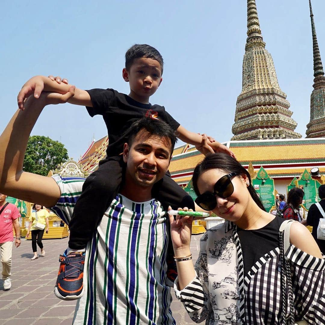 Raffi Ahmadさんのインスタグラム写真 - (Raffi AhmadInstagram)「Kemarin di Thailand ❤️❤️❤️❤️. Kalau Travelling jangan lupa bawa Plossa, jadi kita ga perlu khawatir lagi sakit kepala, masuk angin , mual. Semua ada di Plossa praktis dan hemat. Sudah ada alat pijat & Alat kerokan lohh. @plossa.id Plossa .. plongin saja.. bit.ly/Alfamart-Plossa」3月23日 19時09分 - raffinagita1717