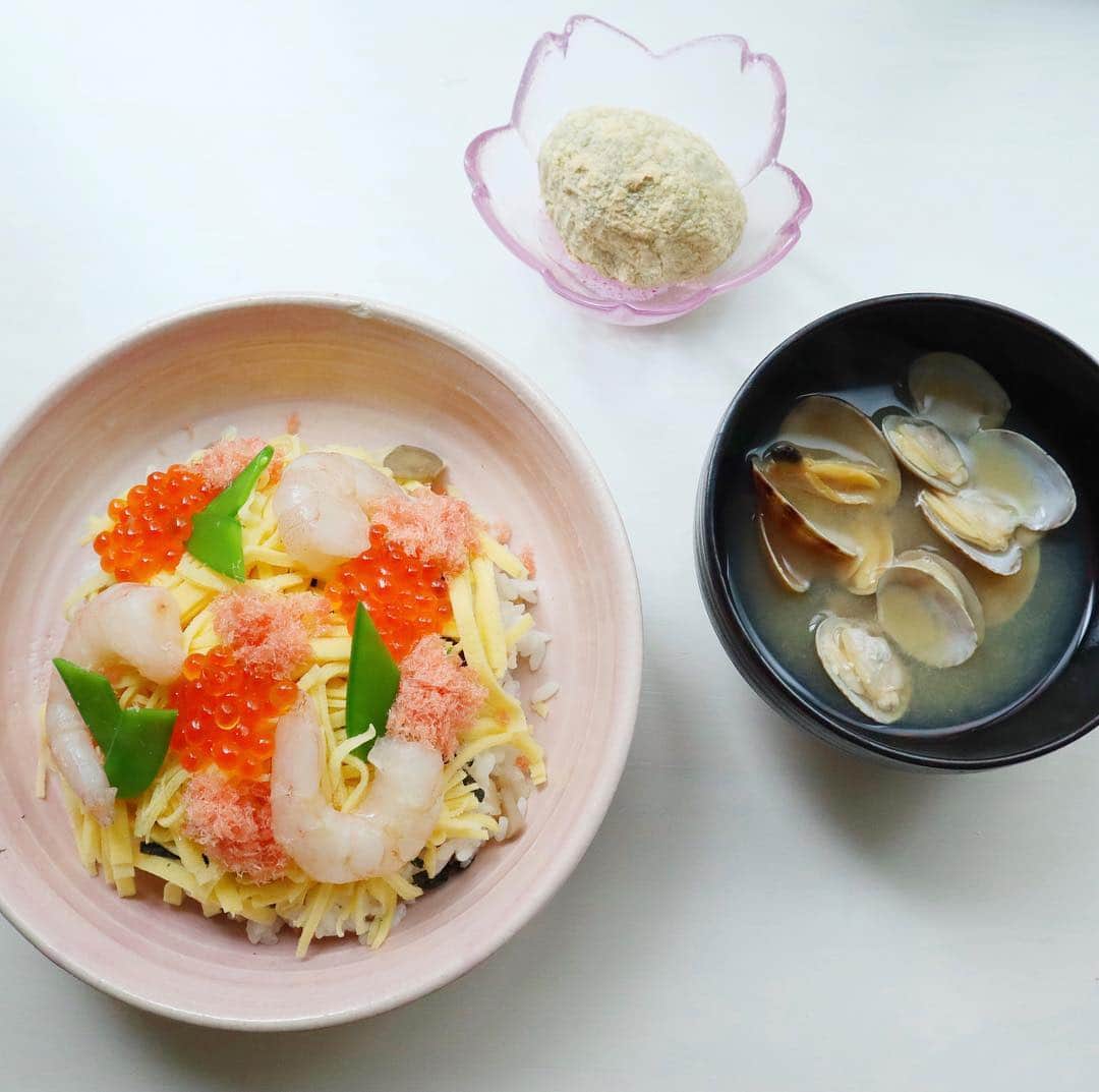 筧沙奈恵さんのインスタグラム写真 - (筧沙奈恵Instagram)「ひなまつりご飯を載せそびれて、今さらですがちらし寿司👧❤️ ・ 簡単においしくできる、シュガーレディ @sugarlady_official  の五目ずしの素、桜でんぶ、えび、うす焼きたまごを使いました！ ・ うす焼きたまごをキレイ作るのって難しいのですが、常温で解凍するだけで均一の薄さのうす焼きたまごが用意できるので便利❤️余ったうす焼きたまごは、夜ケチャップライスを巻いてオムライスにしようかな😌 ・ デザートは、シュガーレディー のおはぎ♪常温で解凍するだけで、モチモチのおはぎがいただけて嬉しい😍おいしすぎて、ついついおかわりしてしまいました😋 ・ シュガーレディは、製造時に化学的合成添加物を使用していないので、冷凍食品ですが安心なところがお気に入り✨ ・ 忙しい日やパパッと食事の準備をしたいときに重宝しています😌 ・ #シュガーレディ #sugarlady #安心安全 #冷凍食品 #PR #クッキング #料理 #cooking #おうちごはん #おうちランチ #ちらし寿司」3月23日 19時12分 - sanaekakei