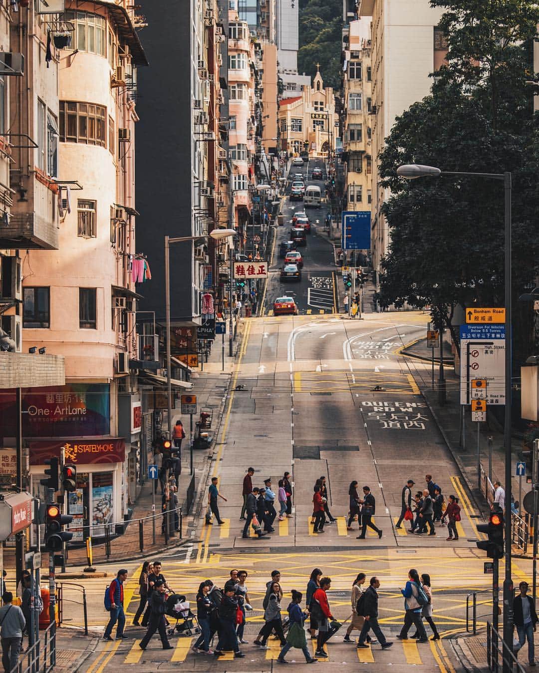 のインスタグラム：「#aboutlastweekend I remember that my very first photo walk back in university time was also in Sheung Wan. Back in that time, I was holding a super light digital camera to take photos of everywhere. Since then, I tried different types of cameras: lomo, dslr, mirrorless, film, packfilm, drone (and iPhone of course). Still, this, photography itself, brings me so much joy. I still remember what I heard from the fellows in my first photo walk: gears don’t matter much but how you enjoy it. Do you agree? #seanalogue #photowalkwitheosartisan #eosartisan .」
