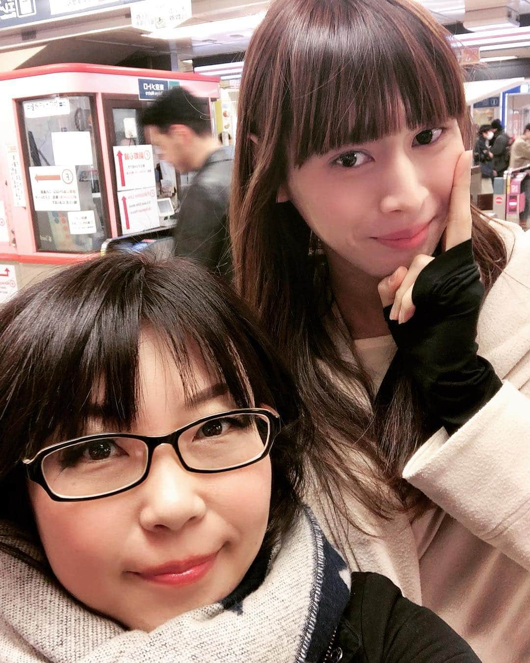 松井理子さんのインスタグラム写真 - (松井理子Instagram)「実は昨日もマスカレードカフェで会ったのに、  たまたま大きい駅で横を通り過ぎたオトプロ！の海老澤亜美ちゃんwwwww  運命かしら😁💕」3月23日 19時15分 - ume_ume_phot