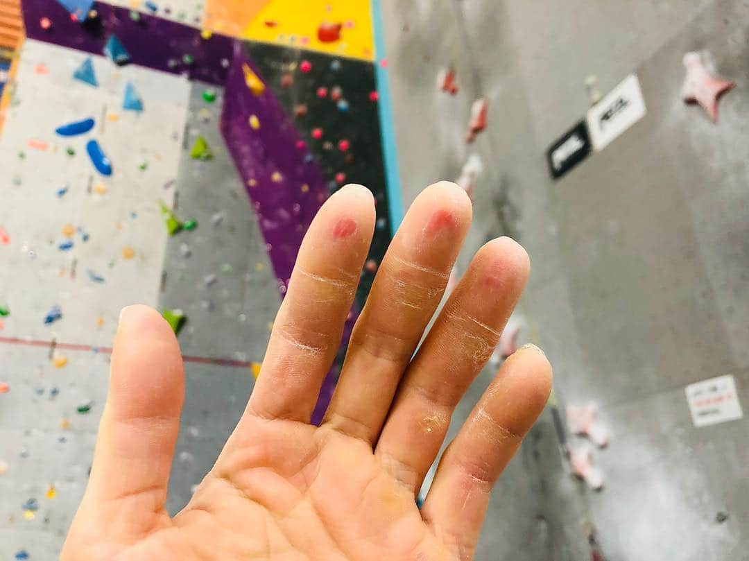 キム・ジャインさんのインスタグラム写真 - (キム・ジャインInstagram)「어제는 @gate1_climbing 에서 볼더링하다가 마감찍고, 오늘은 @discovery_icn 에서 스피드랑 리드하고 핑꾸손 완성 🥰💞 ㅋㅋㅋㅋㅋㅋ 내일은 진짜 아무것도 안하구 집순이해야겠당..😪」3月23日 19時18分 - allezjain