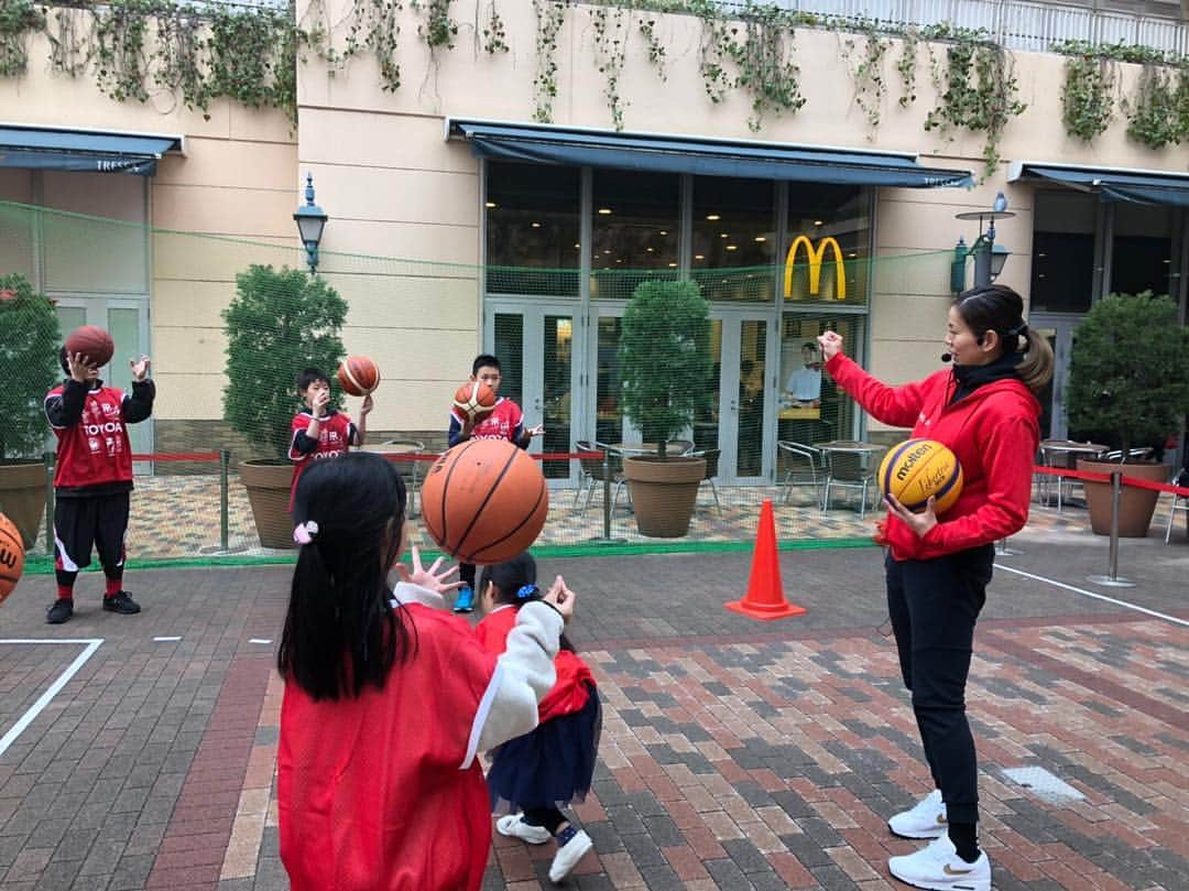 矢野良子さんのインスタグラム写真 - (矢野良子Instagram)「トレッサ横浜 スポーツフェスティバル  1時間を2回ずつ  バスケの体験をして貰いました〜〜 経験者もいましたが 2回目の時は、ほぼ体験だったので  ボールと遊ぶをメインに  頭にボールとか当たっちゃってギャン泣きしてる  子供達沢山いたけど  一生懸命泣きながら 鼻水垂らしながらやってるから  可愛くて😍  でも流石の子供達  この年代の吸収率は半端ない  初めはドリブルも殆ど出来なかったのに  1時間終わる頃には 真っ直ぐにドリブルしながら走れるくらいまで成長  やっぱり吸収率の半端ない時にスポーツとかやるのは  将来が楽しみだねー  狭い世界に留まらず 広い視野で、世界で  沢山、沢山吸収して行って欲しいなーと思いました  寒い中 皆さん良く頑張りました！  会社の方々を始め ボランティアの方々も有難う御座いました！！！！ #トレッサ横浜 #スポーツフェスティバル #TOYOTA #basketball #体験会」3月23日 19時18分 - ryo_yano12