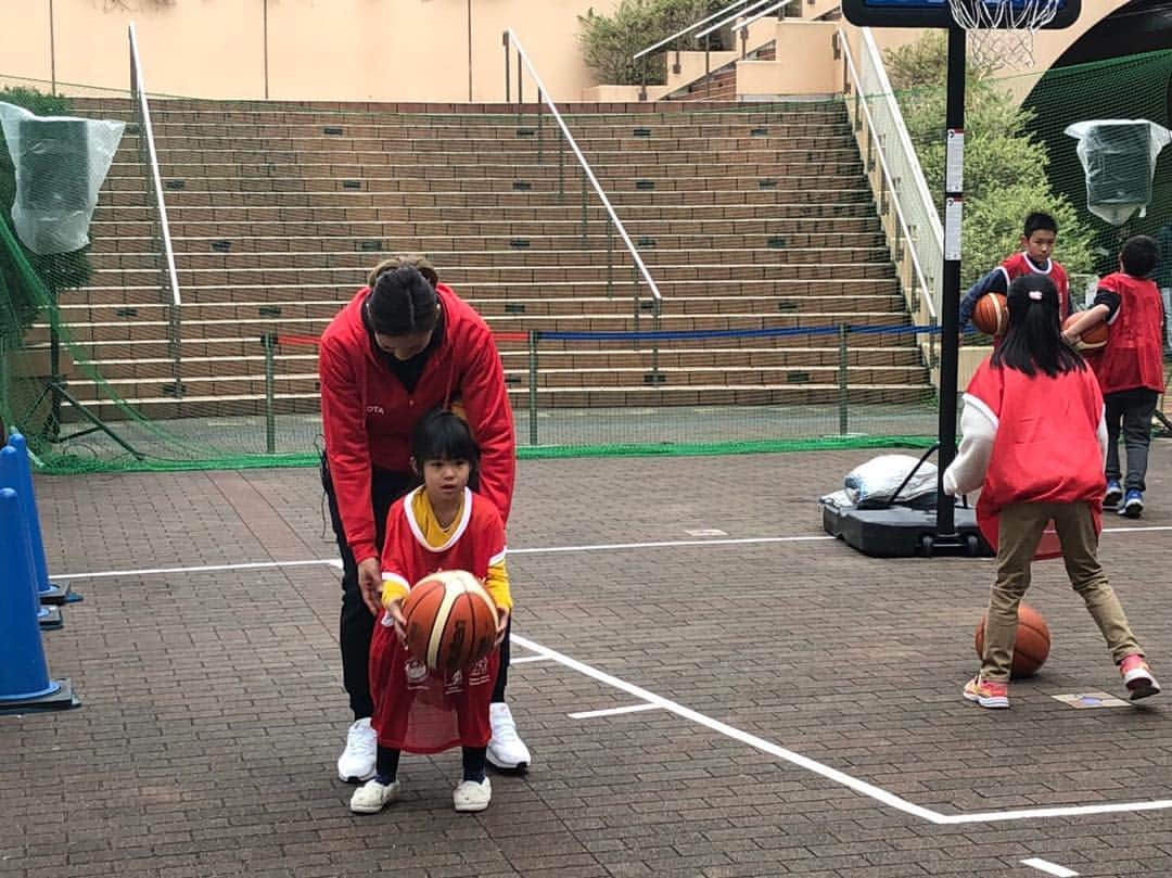 矢野良子さんのインスタグラム写真 - (矢野良子Instagram)「トレッサ横浜 スポーツフェスティバル  1時間を2回ずつ  バスケの体験をして貰いました〜〜 経験者もいましたが 2回目の時は、ほぼ体験だったので  ボールと遊ぶをメインに  頭にボールとか当たっちゃってギャン泣きしてる  子供達沢山いたけど  一生懸命泣きながら 鼻水垂らしながらやってるから  可愛くて😍  でも流石の子供達  この年代の吸収率は半端ない  初めはドリブルも殆ど出来なかったのに  1時間終わる頃には 真っ直ぐにドリブルしながら走れるくらいまで成長  やっぱり吸収率の半端ない時にスポーツとかやるのは  将来が楽しみだねー  狭い世界に留まらず 広い視野で、世界で  沢山、沢山吸収して行って欲しいなーと思いました  寒い中 皆さん良く頑張りました！  会社の方々を始め ボランティアの方々も有難う御座いました！！！！ #トレッサ横浜 #スポーツフェスティバル #TOYOTA #basketball #体験会」3月23日 19時18分 - ryo_yano12
