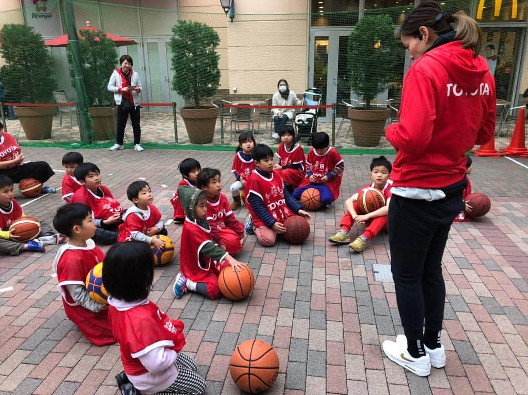 矢野良子さんのインスタグラム写真 - (矢野良子Instagram)「トレッサ横浜 スポーツフェスティバル  1時間を2回ずつ  バスケの体験をして貰いました〜〜 経験者もいましたが 2回目の時は、ほぼ体験だったので  ボールと遊ぶをメインに  頭にボールとか当たっちゃってギャン泣きしてる  子供達沢山いたけど  一生懸命泣きながら 鼻水垂らしながらやってるから  可愛くて😍  でも流石の子供達  この年代の吸収率は半端ない  初めはドリブルも殆ど出来なかったのに  1時間終わる頃には 真っ直ぐにドリブルしながら走れるくらいまで成長  やっぱり吸収率の半端ない時にスポーツとかやるのは  将来が楽しみだねー  狭い世界に留まらず 広い視野で、世界で  沢山、沢山吸収して行って欲しいなーと思いました  寒い中 皆さん良く頑張りました！  会社の方々を始め ボランティアの方々も有難う御座いました！！！！ #トレッサ横浜 #スポーツフェスティバル #TOYOTA #basketball #体験会」3月23日 19時18分 - ryo_yano12