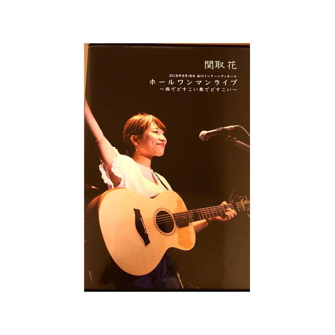 関取花さんのインスタグラム写真 - (関取花Instagram)「😎初ライブDVD😎4月7日のワンマンから、昨年品川インターシティで行ったライブの模様をノーカットで収録したDVD「関取花ホールワンマンライブ〜西でどすこい東でどすこい〜」をライブ会場限定で販売致します👏MCも歌もノーカット！自分でも見ましたが本当に良い映像です🐷ぜひライブ会場でゲットしてください〜！ #関取花」3月23日 19時21分 - dosukoi87