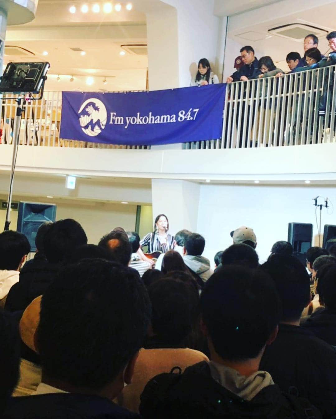 見田村千晴さんのインスタグラム写真 - (見田村千晴Instagram)「横浜マリンタワーにて、FMヨコハマ主催「TOWER OF MUSIC」最終回でした！ スペシャルトークゲストには、なんと、、KEN YOKOYAMAさんがご登場！！かっこよかった… ということで、このポーズ。  TOWER OF MUSIC 110回のうち、なんと12回も出演させて頂きました。私の音楽活動の節目節目で出させてもらった、大切な場所。 またいつか、再開することを願って。ありがとうございました！  #fmyokohama #マリンタワー」3月23日 19時24分 - chiharu_mtmr
