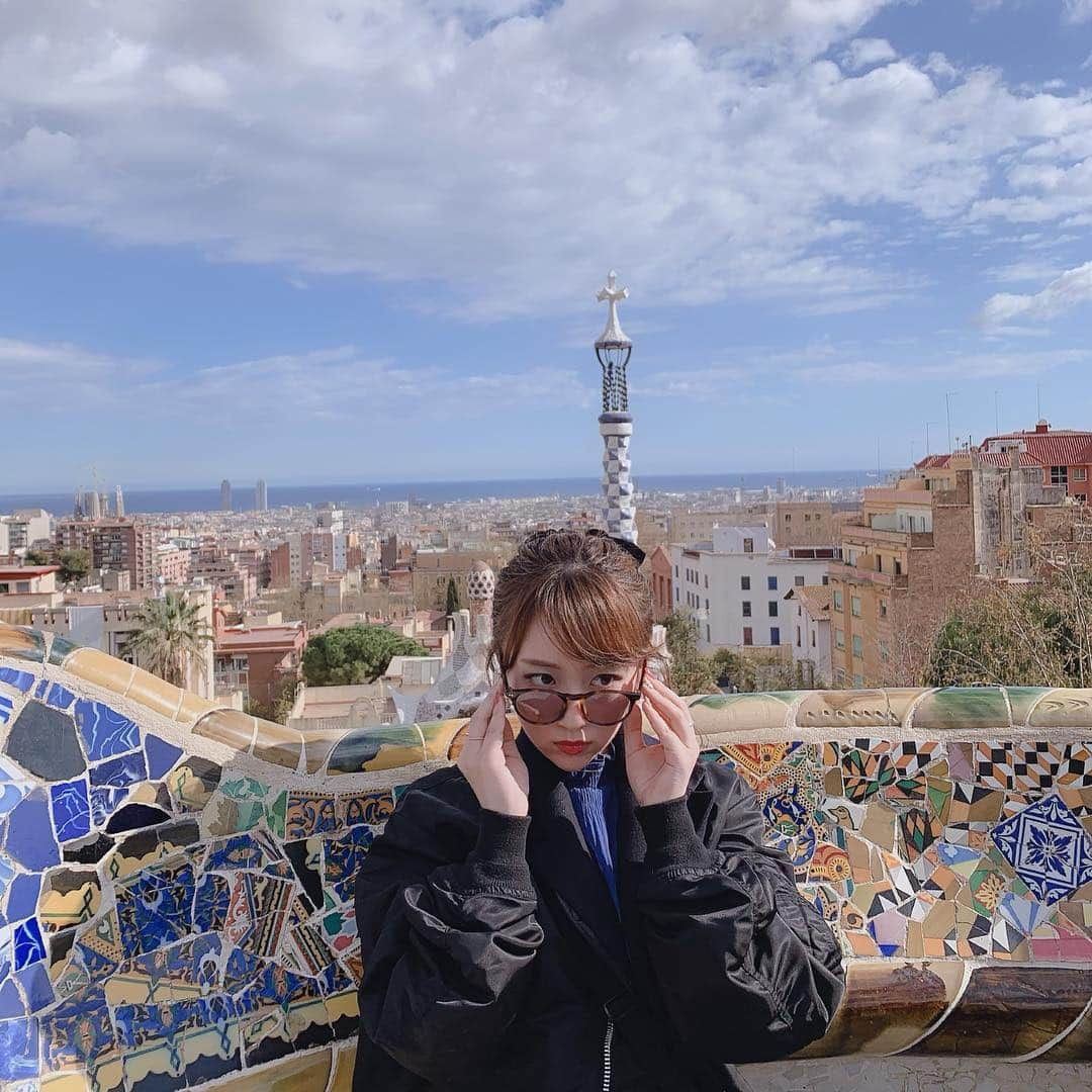 高橋みなみさんのインスタグラム写真 - (高橋みなみInstagram)「グエル公園 ガウディのスポンサーだったグエルが緑に囲まれた住宅街を作ろうとした場所☺️ この建設もガウディ！ 初めの数年は工事がスムーズに進んだそうですが、様々な理由があり計画は途中で中止に。  ただ現在は素晴らしい公共公園になっていることを思うと不思議だなとか思ったり🤔  グエル公園と言えばな トカゲのモニュメントと写真撮りました🤗 トカゲなのかドラゴンなのか謎深い、、 ベンチのタイルが綺麗だった✨ グエル公園はとにかく広いのでまわるのが大変😂 でもおとぎ話に出てくるようなお菓子の家みたいなのもあってワクワクしました✨  #グエル公園 #parkguell  #park #guell  #gaudi  #ガウディ建築  #happy」3月23日 19時27分 - taka37_chan