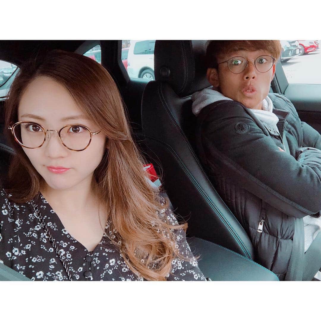 姫野れみのインスタグラム：「day off 👓 ・ #眼鏡夫婦 #珍しく2ショット #写真チョイスは夫 #お顔ふざけすぎ  #犬飼くんがお祝いで選んでくれた眼鏡 #嬉しいのととっても気に入ってよくかけてる夫🐒 #高確率である芸人さんに似てるって言われる🤣」