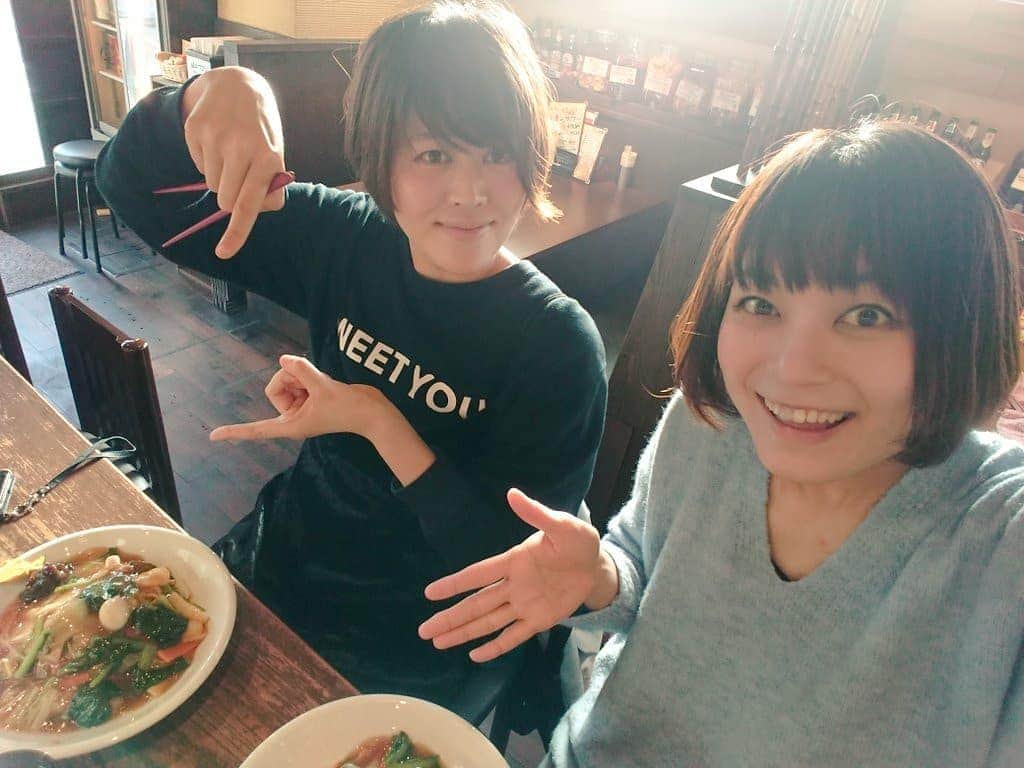 桜花さんのインスタグラム写真 - (桜花Instagram)「この間おおたちゃんと  あんかけ焼きそば食べました🍀  美味しくて(餡)の(アン)コール！でしたよ🌷 (あん)だけに、、！！ どんなものを食べるかも重要ですが どこで誰と食べるかも大事ですよね🍀  山で食べるとまた違う味わいが楽しめるかもしれないし。 その過程も物語が増えるわけで。  とにかくこのあんかけ焼きそば。 美味しさチョモランマ級でした！！🌼 #あんかけ焼きそば  #中華 #中華料理  #中華料理店 #おいしい  #おいしいもの  #山  #山登り大好き芸人 #山登り  #mountain #mountains  #china  #chinafood  #yakisoba」3月23日 19時37分 - mountainohka