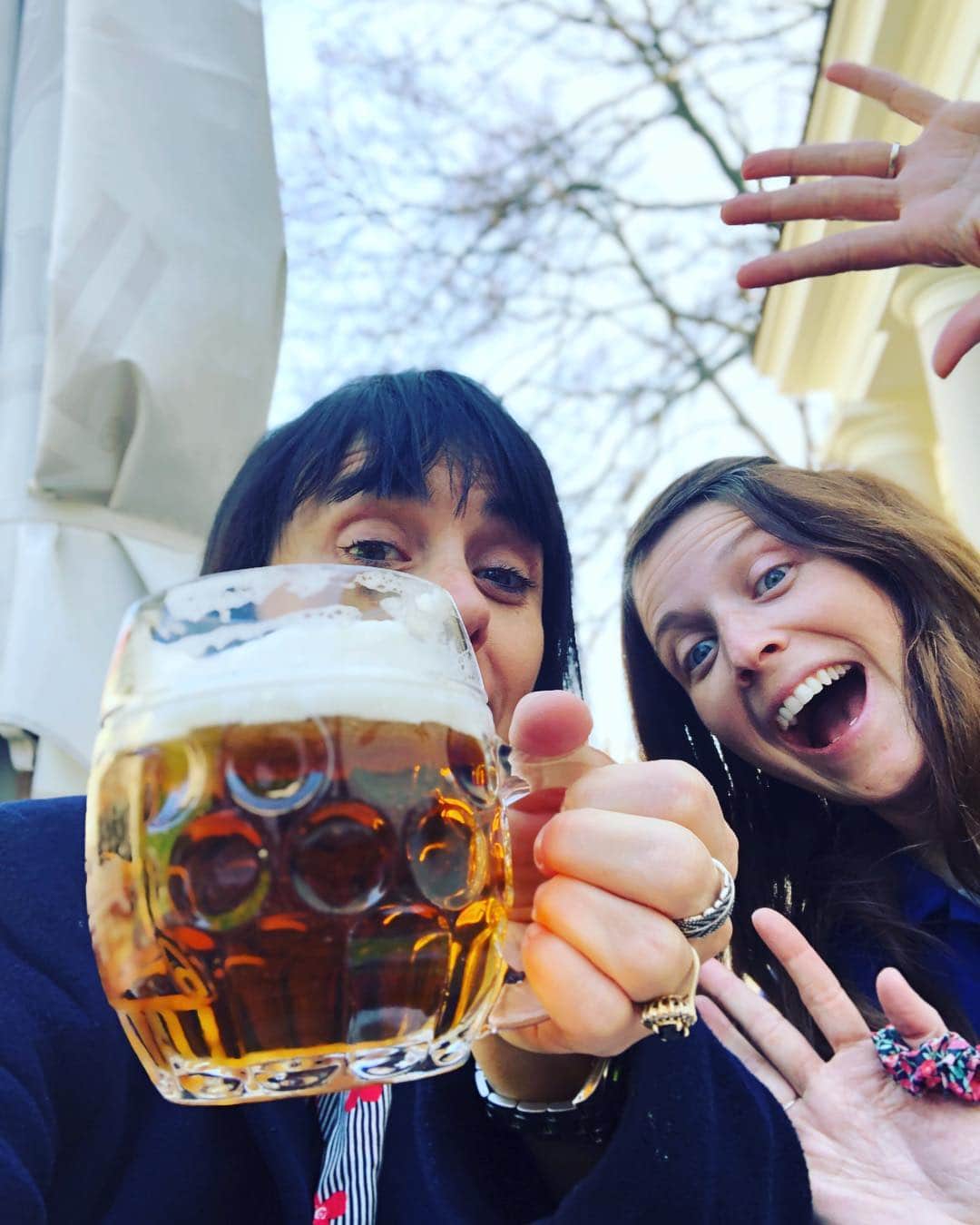 コンスタンス・ジマーさんのインスタグラム写真 - (コンスタンス・ジマーInstagram)「They start drinking beer at 11:30am in #Prague, so why can’t we?」3月23日 19時39分 - constancezimmer