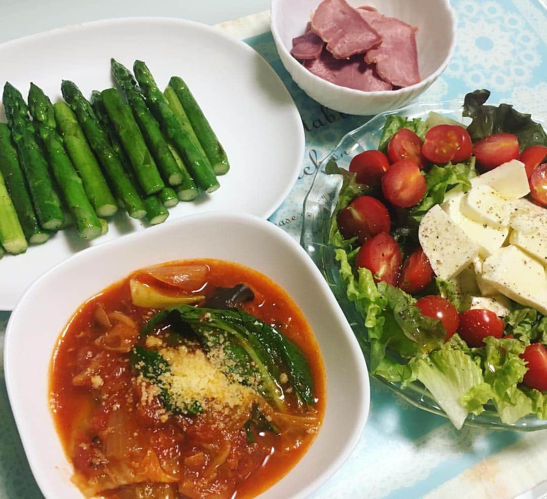 六車奈々さんのインスタグラム写真 - (六車奈々Instagram)「今日は、母のリクエストに応えて、 鯖のトマト煮込みを作りました^_^  あとは、アスパラバターソテーなど。  鯖のトマト煮込みは、両親ともに大好評でよかった^ ^  #実家で #夕食作り #喜んでくれて #嬉しい」3月23日 19時51分 - nanarokusha