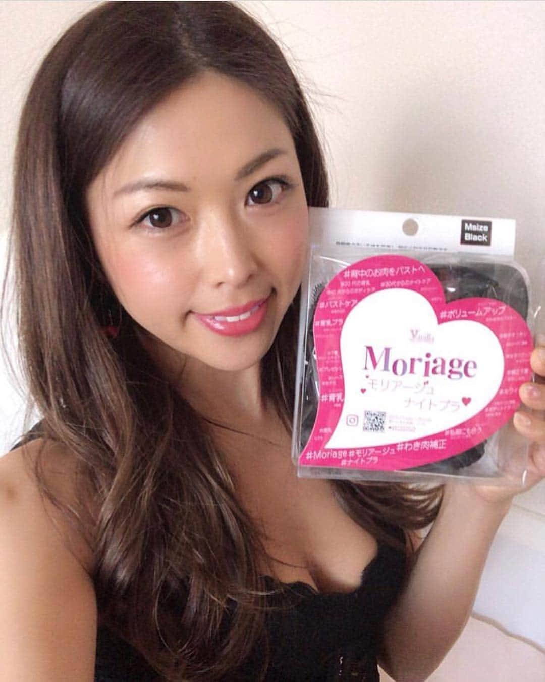 育乳ブラMoriage-モリアージュのインスタグラム：「→スワイプしてね！  あおい夏海ちゃん。 パッケージと一緒に写真ありがとうございます😊 こちらは新パックですね！ 皆さん新、旧の使い心地なんか 色々教えてくださいね！  #アンバサダー募集  #Repost @natsumi.aoi with @get_repost ・・・ こんばんは✨ 今夜のサービスショット💕 . 皆さん今週もお疲れ様でした✨ 今週は忙しい１週間だったなぁ！ 仕事で忙しいのは充実感があるから嬉しいです✨ 日頃のストレスや疲れとかで気分が冴えない時でも、ジムで筋トレとサウナで汗をかくと本当にスッキリします✨ やっぱり運動って最高！！ 汗をかくっていいですね✨ 皆さんもストレスや疲れMAXの人は、運動やサウナ(半身浴)でガッツリ汗を流してみてね🥰✨ . そしてほんとにこのブラは楽ちんで、スポーツのときでもナイトブラにもオススメでーす(o^^o)🎵 モリアージュ @moriage.official "加圧ブラ"っていうのは胸を潰すのではなく、正しい位置に固定してくれる意味での加圧ブラです🥰 だから垂れ防止に、バストアップになりますよ✨育乳ブラでもあります💕 今ご購入の方は、さらにプラス１個ブラプレゼントキャンペーン中です🥰✨ プロフィールのハイライトにサイト貼ってるのでチェックしてみてね❤️😋 . #モリアージュ #moriage #谷間 #セクシー #sexy #筋トレ #トレーニング #下着#加圧ブラ #育乳ブラ#バストアップ #ビキニ #あおい夏海 #筋トレ女子 #筋肉女子 #腹筋 #筋トレ女子 #ブラジャー  #小麦肌 #スポーツ女子 #盛れる #japanesegirl  #シックスパック #ゴルフ女子  #ナイトブラ #workoutgirl #自分磨き#sexystyle  #ビジョビ @b_b_j.j」