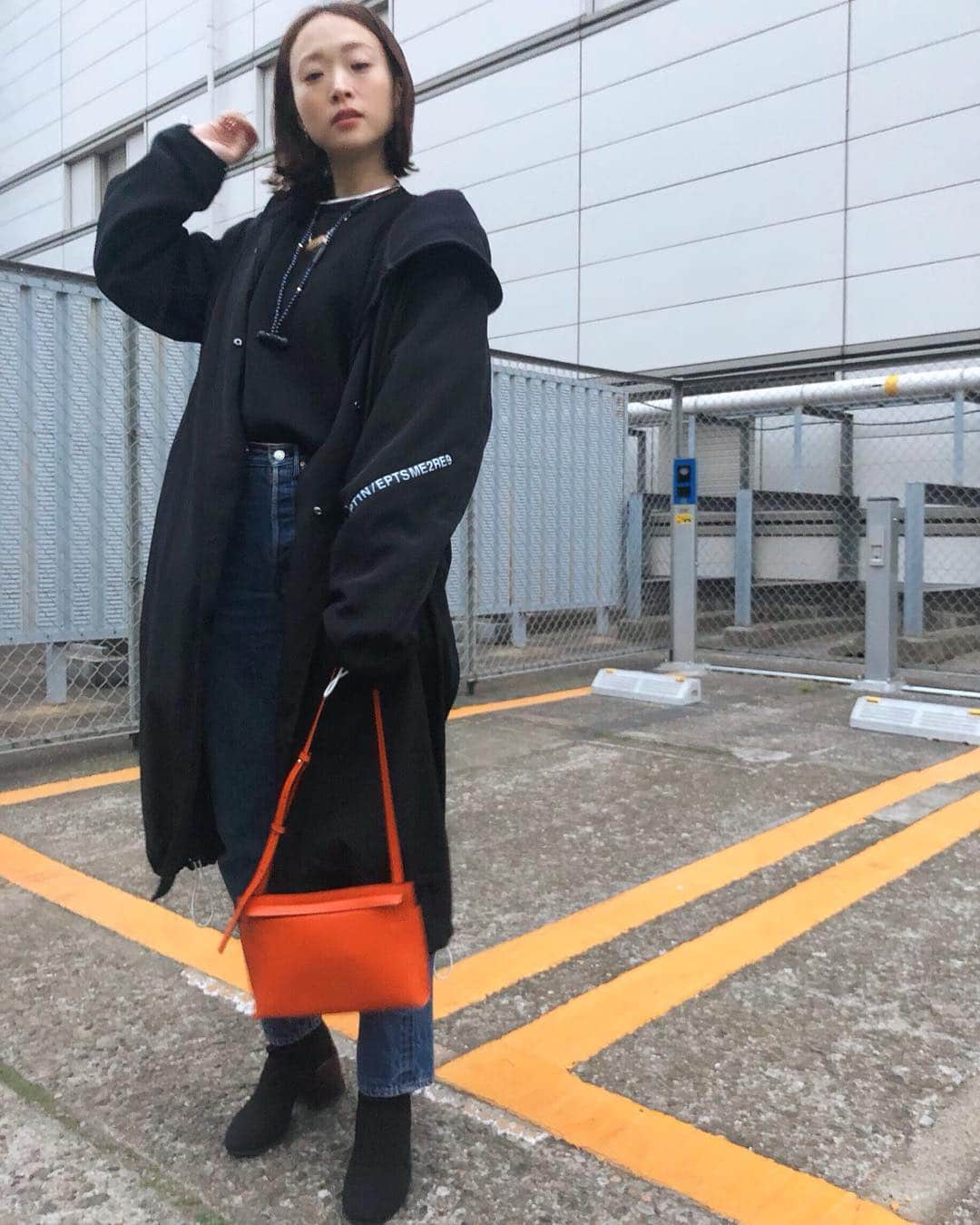 野尻美穂のインスタグラム：「今日は寒かった😭💀🥺🧡 洋服が暗くなりがち時は私は小物で色を取り入れます🍊  #温度差無理😇」
