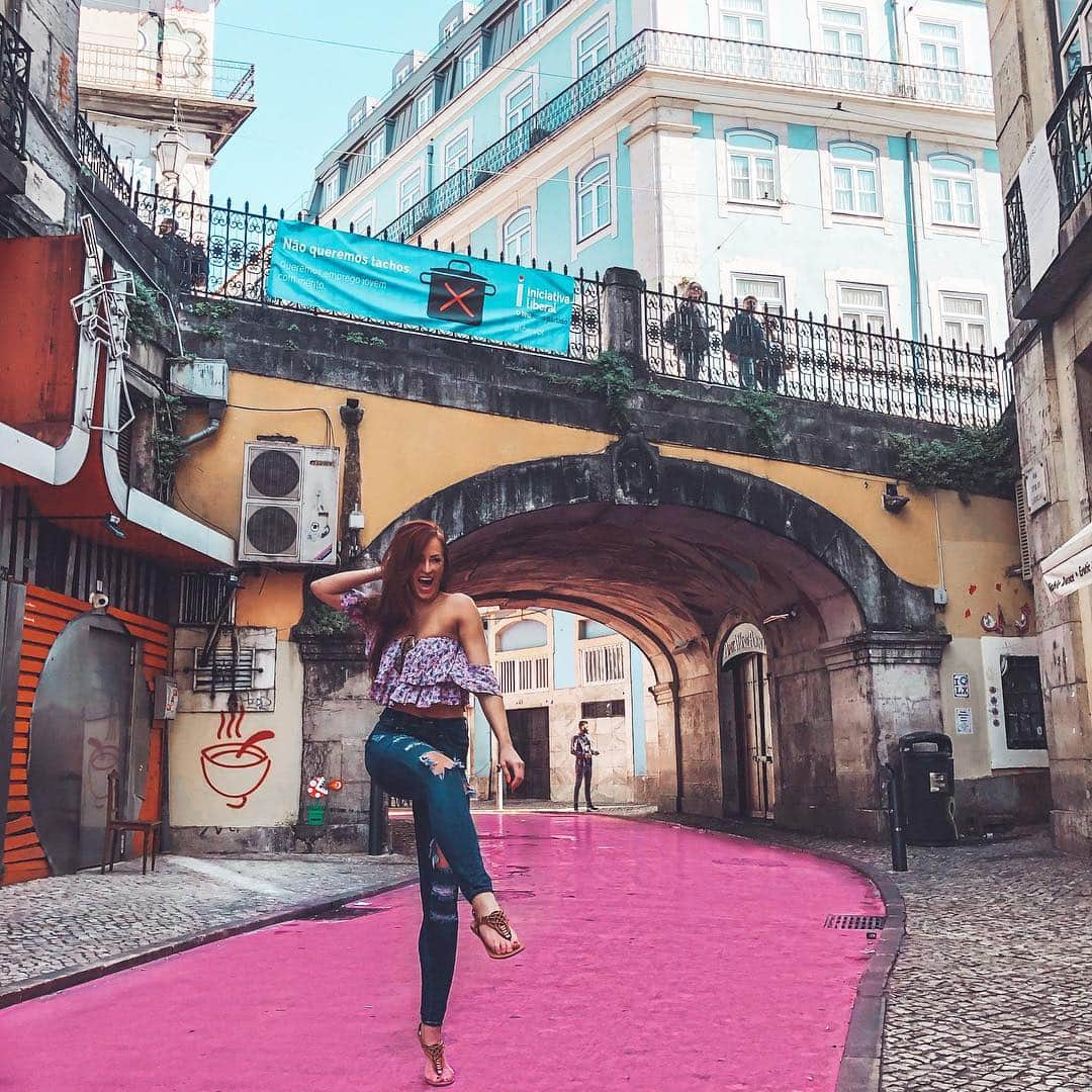 サマー・レイさんのインスタグラム写真 - (サマー・レイInstagram)「And then we stumbled on a pink street! 💕 Lisbon, you have my heart!」3月23日 19時44分 - daniellemoinet