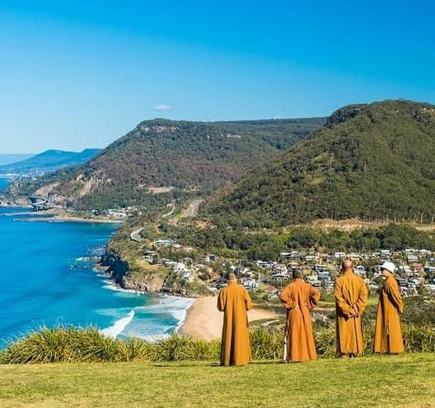 Lonely Planetさんのインスタグラム写真 - (Lonely PlanetInstagram)「'Whadda view huh? You can ogle this eye candy from the Bald Hill Lookout – a stop on New South Wales’ Grand Pacific Drive. The coastal drive starts in the Royal National Park just south of Sydney and takes you 140km along the #NSW coastline. It also crosses one of #Australia’s most iconic bridges, the 665m-long Sea Cliff Bridge, which you can see winding like a snake on the left of this shot.' – @mcauliffeemily #lpinstatakeover」3月23日 20時00分 - lonelyplanet