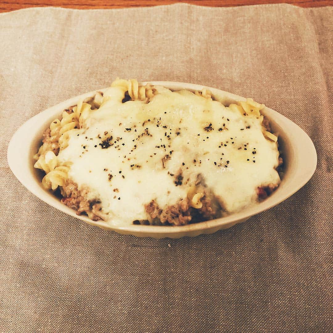 薄井しお里さんのインスタグラム写真 - (薄井しお里Instagram)「今夜はパパッとグラタン。 マカロニじゃなくてフジッリだけど。  ちーずをたっぷりいれて、（簡単に作るために小鍋でフジッリとホワイトソースとチーズ、ひき肉とかマッシュルームとか玉ねぎを混ぜちゃうの ・ チーズをのせて溶かしたら完成☺️ オーブンで焦げ目つけたほうが好きだけど、手軽に作りたくて溶けたら取り出してすぐにいただきます。 ・ 途中で辛い粉かけたらすっごく美味しかったです！ 珍しく辛みを感じました🌶💋 ・ #自家製麺ほうきぼし #辛粉  #手作りごはん #フジッリ #簡単レシピ #お家ご飯」3月23日 19時53分 - shiori.uuu