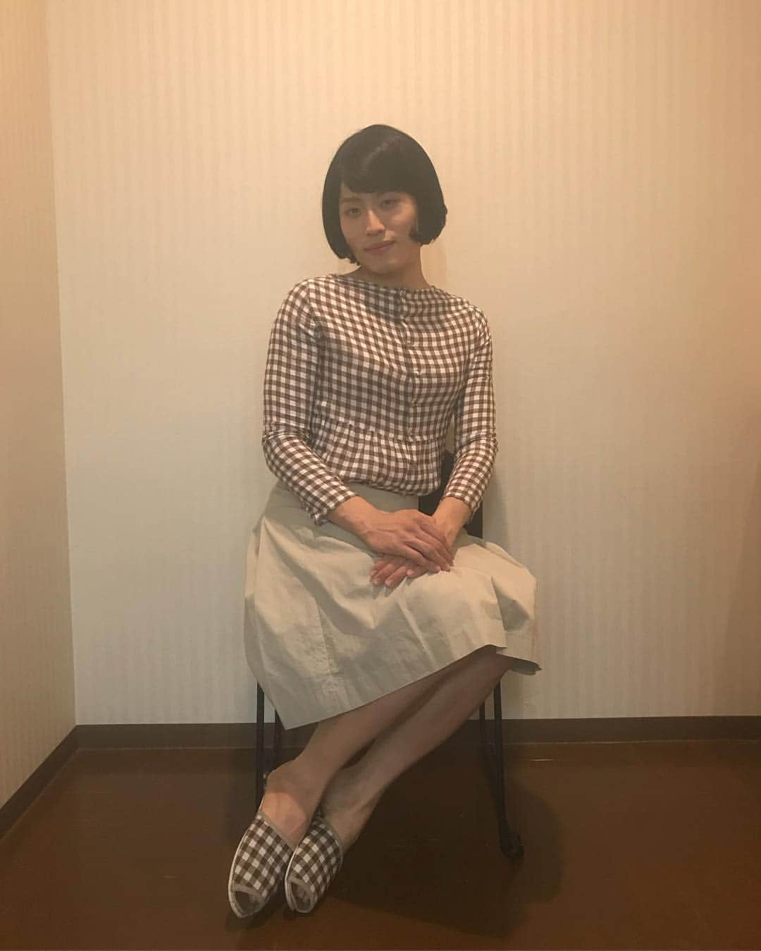 池田直人さんのインスタグラム写真 - (池田直人Instagram)「【人間図鑑 no.98】 「たまたま服とスリッパをコーディネートしてるようにみえる女」  名前:石橋羽矢子  年齢:27歳  職業:専業主婦  趣味:3歳の息子と一緒にお出かけ  特徴:旦那が大好き  本人からのひとこと「旦那に動画送っちゃいました」  #人間図鑑 #石橋羽矢子 #元々旦那の会社の派遣社員だった #息子の友達の家に行ったら #スリッパが服と同じになって #その日1日笑ってた #トイレでこっそり旦那に動画送る #童顔 #チェックシャツ #服同じ #足長い #ギンガムチェック #掛け布団もギンガムチェック #リンクコーデ  #なんと、ついに、あと、2人で100人になりました！！」3月23日 19時53分 - ikenao0919