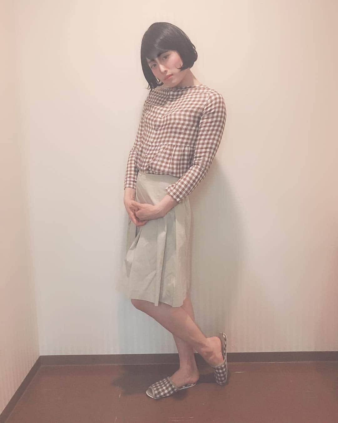 池田直人さんのインスタグラム写真 - (池田直人Instagram)「【人間図鑑 no.98】 「たまたま服とスリッパをコーディネートしてるようにみえる女」  名前:石橋羽矢子  年齢:27歳  職業:専業主婦  趣味:3歳の息子と一緒にお出かけ  特徴:旦那が大好き  本人からのひとこと「旦那に動画送っちゃいました」  #人間図鑑 #石橋羽矢子 #元々旦那の会社の派遣社員だった #息子の友達の家に行ったら #スリッパが服と同じになって #その日1日笑ってた #トイレでこっそり旦那に動画送る #童顔 #チェックシャツ #服同じ #足長い #ギンガムチェック #掛け布団もギンガムチェック #リンクコーデ  #なんと、ついに、あと、2人で100人になりました！！」3月23日 19時53分 - ikenao0919