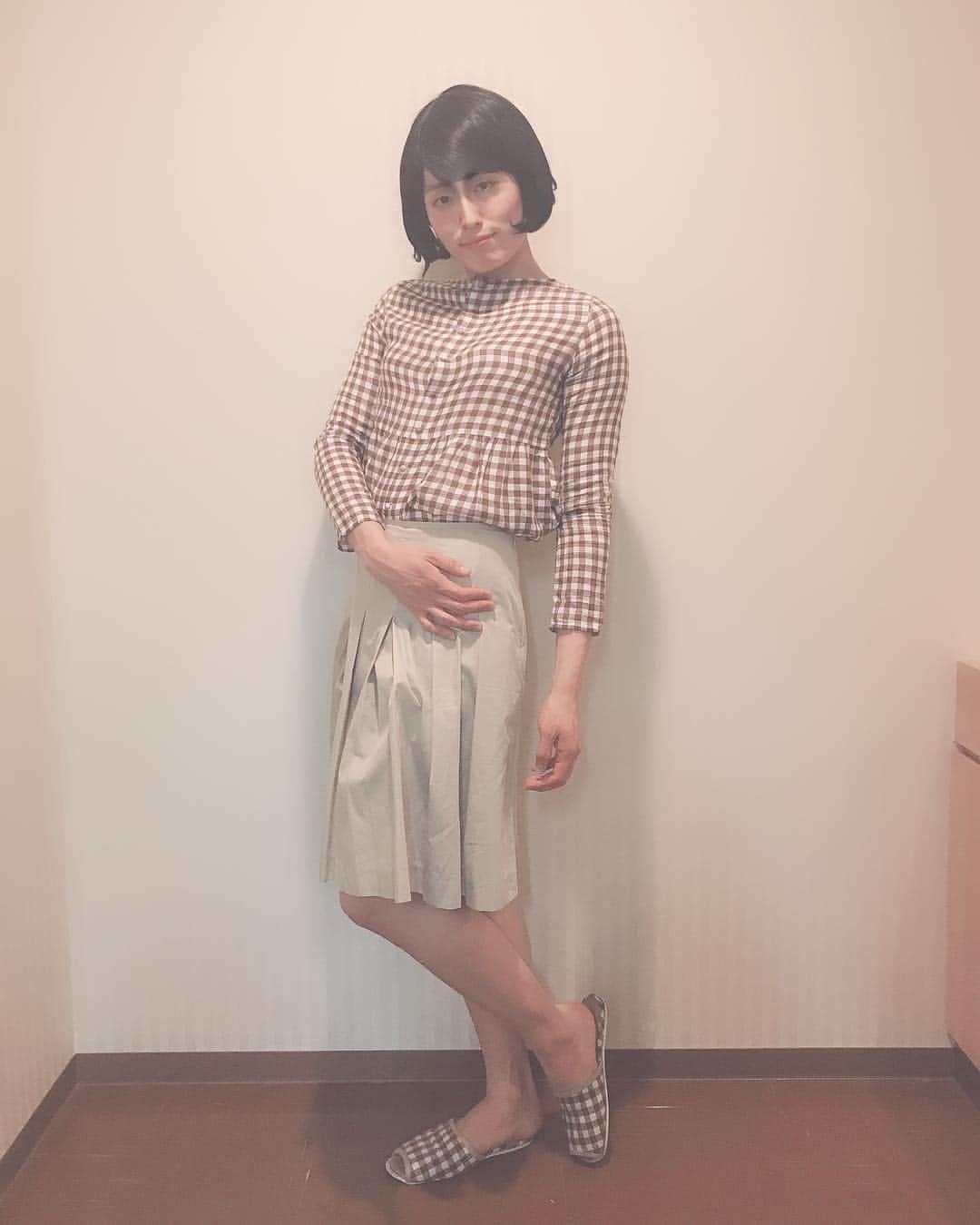 池田直人さんのインスタグラム写真 - (池田直人Instagram)「【人間図鑑 no.98】 「たまたま服とスリッパをコーディネートしてるようにみえる女」  名前:石橋羽矢子  年齢:27歳  職業:専業主婦  趣味:3歳の息子と一緒にお出かけ  特徴:旦那が大好き  本人からのひとこと「旦那に動画送っちゃいました」  #人間図鑑 #石橋羽矢子 #元々旦那の会社の派遣社員だった #息子の友達の家に行ったら #スリッパが服と同じになって #その日1日笑ってた #トイレでこっそり旦那に動画送る #童顔 #チェックシャツ #服同じ #足長い #ギンガムチェック #掛け布団もギンガムチェック #リンクコーデ  #なんと、ついに、あと、2人で100人になりました！！」3月23日 19時53分 - ikenao0919