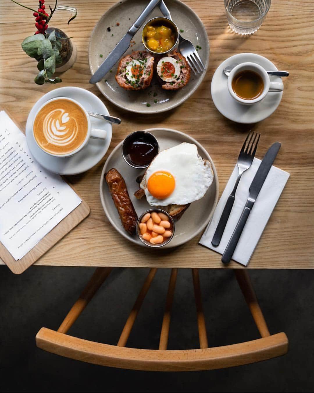 @LONDON | TAG #THISISLONDONさんのインスタグラム写真 - (@LONDON | TAG #THISISLONDONInstagram)「How do you like your eggs in the morning?! 🍳 @robsonbarista loves mornings at @crispin_e1 perfect fried egg 🍳 , @thedustyknuckle sourdough, beans, HP and a sausage, with coffee from @assemblyroast - great as always, delicious espresso ☕️ & flat white to fix those tired eyes! ☺️👌🏼 // #londoncoffeeshop #coffeetable #coffeeshop #thisislondon #london #spitafields」3月23日 19時58分 - london