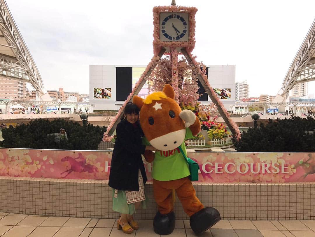 中村千尋さんのインスタグラム写真 - (中村千尋Instagram)「#阪神競馬　 トークショーイベント 「笑って歌ってみんなの予想発表会」 #みんよそ とミニライブありがとうございました😊 司会の #YU-MA さん色々教えていただきありがとうございました！ #ターフィー  とも会えて嬉しかった🥰」3月23日 20時05分 - nanakanakamurachihiro