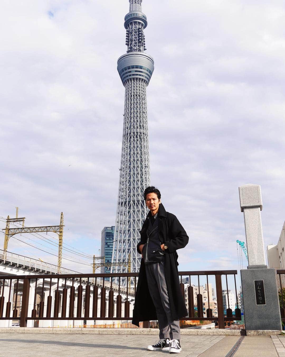 のインスタグラム：「under the "Tokyo Skytree" It's the tallest tower in the world, and the second tallest structure in the world. スカイツリーは枠に収まらないほど大きいということは分かりました。笑 ・ ・ Ph. @serizawa_ ryosuke ・ #armani #cinquanta #convese #pt01 #mensstyle #mensstreetstyle #dapper #dappermen #gentleman #vintagestyle #vintagewear #mensclothing #tokyoskytree #コンバース #ライダース #ロングコート #ウールパンツ」