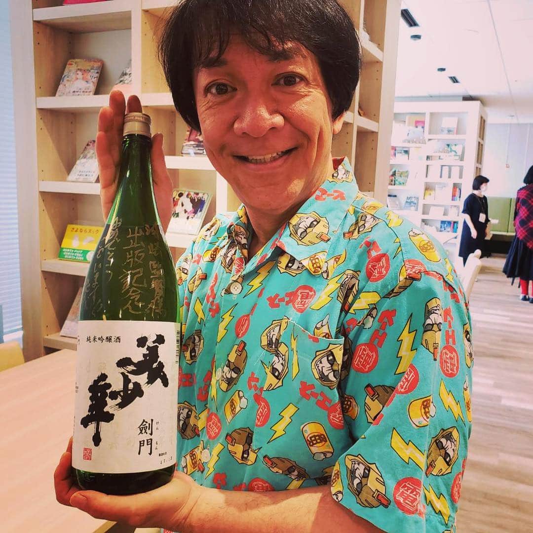 河崎実さんのインスタグラム写真 - (河崎実Instagram)「大川興業大川総裁から出版記念パーティーお祝いの日本酒いただきました。ありがとうこざいます！」3月23日 20時06分 - kawasakiminoru