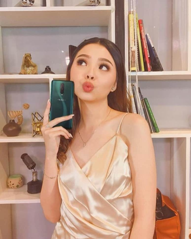 ジェシカ・ファニアさんのインスタグラム写真 - (ジェシカ・ファニアInstagram)「Need more of this! Pengen bgt gasih punya hp yg warnanya elegan gini. Namanya aja udh #OPPOR17Pro Emerald Green, kesan mewahnya dapet bgt sm desain dan pilihan warna hijau yg berkilau. Selain warna yg elegan, fitur & teknologi OPPO R17 Pro ini asik paraahh!  Terutama kl suka foto malam soalnya ada Ultra Night Mode yg bikin foto malam lbh cerah & warnanya jg terang. Ini yang penting, kalian perlu lagi pusing soal baterai, OPPO R17 Pro pny teknologi SuperVOOC Flash Charge yg cuma butuh 35 menit dari 0% sampe 100%. Pokoknya lowbatt is not a problem anymore! You should have this green greatness」3月23日 20時18分 - jessicavaniaw