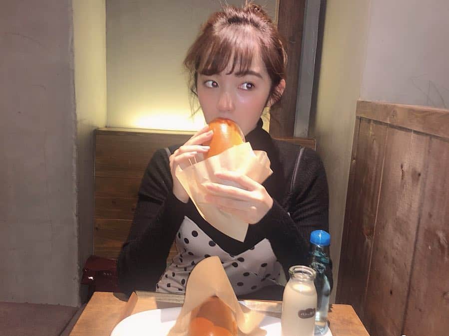 のインスタグラム：「. . 通りかかって急に食べたくなった コッペパン屋さん🥖ぱく  今日メイクはナチュラル重視  肌は下地だけと、ハイライト少し、 クリームチーク少し。 アイラインなしマットシャドウ単色に、 ブラウンマスカラ、 眉毛はパウダーでささっと、 リップはベージュ系のマット  #ナチュラルメイク #ツヤ肌メイク #アップヘア」