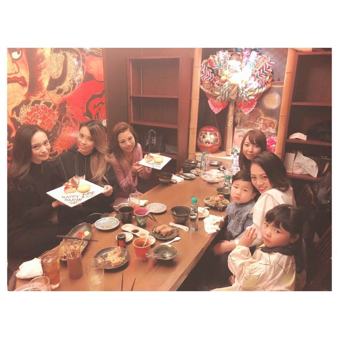 のインスタグラム：「アロハちゃんが帰国する度に出来るようになってきた定例会💚👯‍♀️👯‍♀️👯‍♀️♬ 今日も集まれたー✨ お誕生日も一緒にお祝いしてくれた😭 嬉しすぎる😫‼︎ みなさんありがとうございました❤️🎂 今日も楽しくてあっという間だった🥳 #アロハ会 #女子会 #先輩後輩 #周りはほぼママ #昔の仲間たち #楽しい時間はあっという間 #元気チャージ完了 #ありがとうが止まらない」