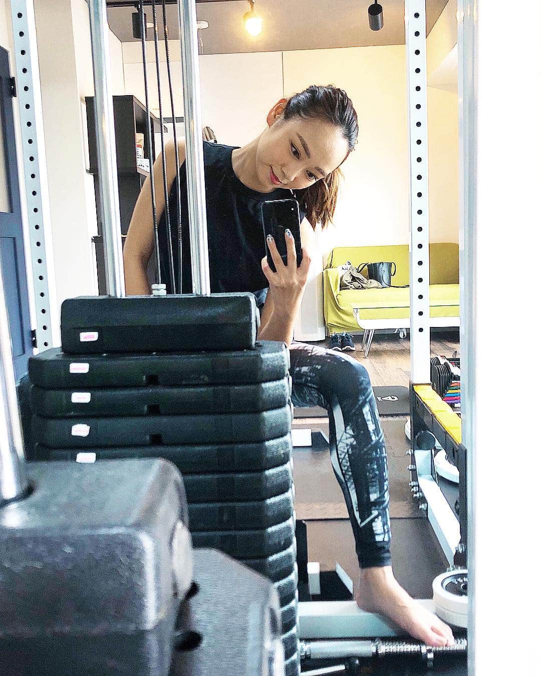 石田美奈子さんのインスタグラム写真 - (石田美奈子Instagram)「#workout 💪 #パーソナルトレーニング が楽しい🧡 強烈な筋肉痛にもならなくなってきました☺︎ ただ、私なりに#食事管理 を頑張っているつもりですが、体重減少が停滞期でモヤモヤ😩💭 昨日そんなに食べてないのに体重1kg近く増えていたし…😭 女性って月の周期でも体重が減りづらかったりもするし、真面目にやると難しさを感じることも多々ありますね🤔 この期間が過ぎたらきっと順調に痩せていくと信じて、#トレーニング 頑張ろっと(๑･̑◡･̑๑)☀️ 新しいウェアでも買って気分上げようかな🤣 . 💪 → #minako_workout . trainingwear → #underarmour @underarmourjp → #gapfit . #gym #hurray #ダイエット #自由が丘ジム #フレイ自由が丘 #食事制限 #尻トレ #自由が丘」3月23日 20時14分 - mminakooo