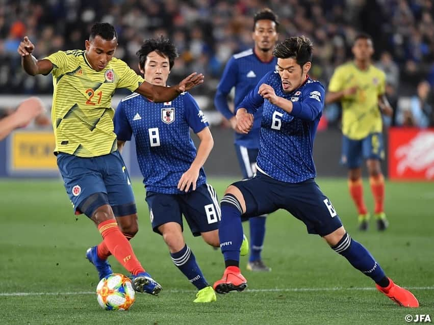 日本サッカー協会さんのインスタグラム写真 - (日本サッカー協会Instagram)「📸Match  Photos② 試合開始から#中島翔哉 選手や#堂安律 選手を中心に攻撃を仕掛け、コロンビアのゴールに迫る日本代表。 ・ キリンチャレンジカップ2019 #SAMURAIBLUE 0-1 コロンビア代表 📅3/22(金)19:20KO 📍神奈川／日産スタジアム ・ ―――――――――――――――――― Next Match>> キリンチャレンジカップ2019 🆚ボリビア代表 📅3/26(火)19:30KO 📍兵庫／ノエビアスタジアム神戸 📺フジテレビ系列で生中継 ・ 👉大会情報はJFA.jpへ ―――――――――――――――――― #daihyo #SAMURAIBLUE」3月23日 20時15分 - japanfootballassociation