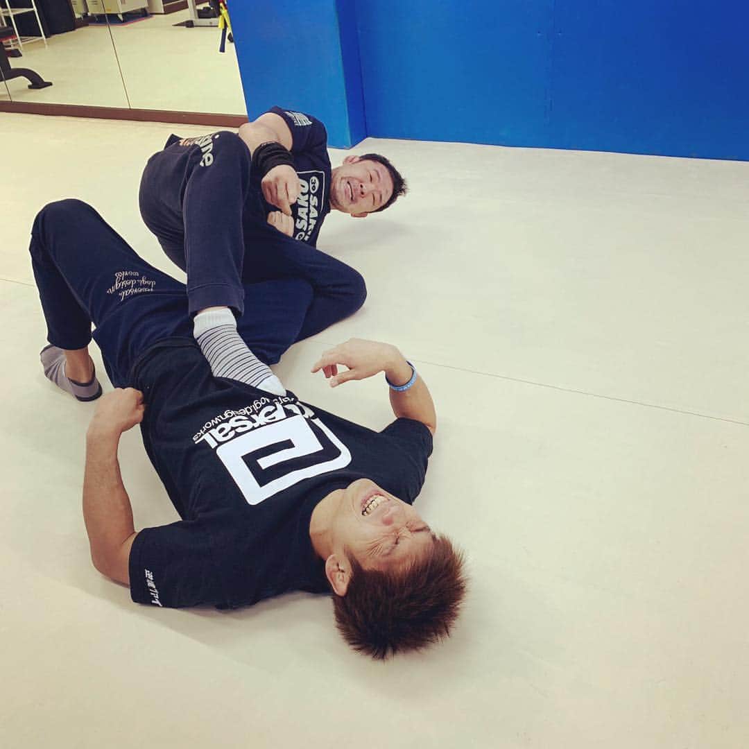 のインスタグラム：「. 【Special move】 . 和志 VS 英男 デラヒーバフットロック（クレイグ・ジョーンズ直伝）VS アームバー（ユン・ドンシク直伝） . #sakuraba #所英男 #最近ハマってる技」