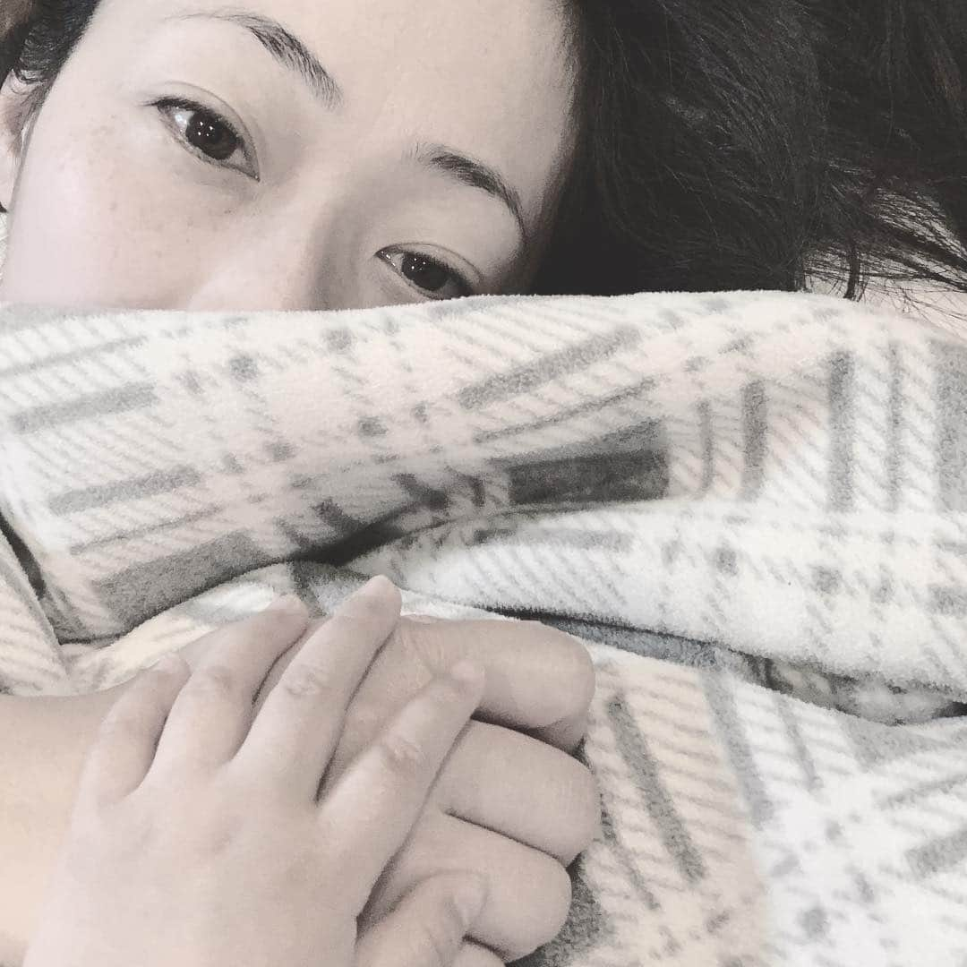 井上和香さんのインスタグラム写真 - (井上和香Instagram)「. 久しぶりに風邪をひいた。。。 まだまだ寒気がするー  ただ今、38.8度  意識朦朧としている私の隣に、娘が心配そうにいてくれてます。 すごく嬉しいけど、うつらないでね。  やっぱり健康が1番 病気すると本当に思う . #風邪ひきました #何年ぶりだろう #辛いよ #娘の優しさに甘えてます #みんな気をつけてね #今日は寒いから」3月23日 20時22分 - inoue_waka