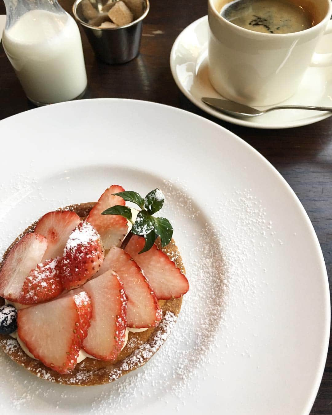 佐々木千紘さんのインスタグラム写真 - (佐々木千紘Instagram)「先日の🍓🌸☕️ 本日も沢山のご来店をありがとうございました💕💕明日は予約がいっぱいとなっていますが、カット&カラーorカット&パーマ17:00.カットのみ18:00が予約おとりできます💇🌸💗よろしくお願い致します🙇‍♀️💗💕 .  #いつもありがとうございます#3月もよろしくお願いします#minx#harajuku#hair#いちごタルト#coffee#spring」3月23日 20時29分 - chipisasaki