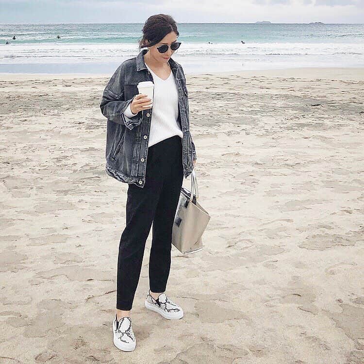 のインスタグラム：「#outfitoftheday  冬に逆戻りな本日。 海、寒かった〜🌊 ・ ・ 2、3枚目。ニャンコがいたよ🐈💗 人懐っこいミケ猫ちゃんで可愛いかった♡♡♡ でも、出先で猫ちゃんを見ると 我が家のMちゃまに早く会いたくなる。 飼い主あるあるですかね☺︎ ・ ・ jacket：#upperhights #アッパーハイツ tops：#plage #プラージュ pants：#deuxiemeclasse #ドゥーズィエムクラス  bag：#iacucci #イアクッチ shoes：#pellicosunny #ペリーコサニー ・ ・」