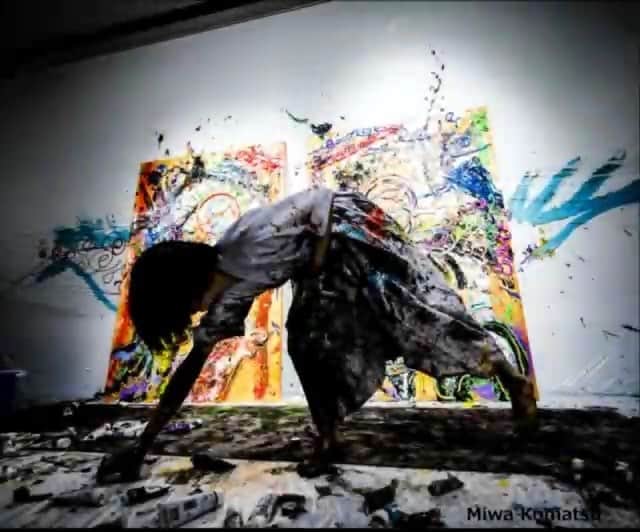 のインスタグラム：「MIWA KOMATSU: DIVINE SPIRIT opens next Tuesday at Whitestone H Queens, in parallel with Art Central 2019 . This exhibition showcases the artist’s latest works including her acrylic, mixedmedia paintings, koma-inu sculptures and scroll paintings over Hakata-ori textile. Komatsu has drawn inspiration from various cultures she’s experienced, articulating her observation and senses from the places through vibrant, powerful paintings that intrigue viewers with other-worldly sensation . Preview: March 25, 5-7pm, Gallery Night Book signing: March 26, 5-7pm @ H Queen’s 8-f (RSVP only) Exhibition opening: March 26, 6-8pm @ H Queen’s 8-f Live-painting: March 30, 3pm @ L1 Pacific Place  #contemporaryart #hongkong #hqueens #exhibition #livepainting  #japan」
