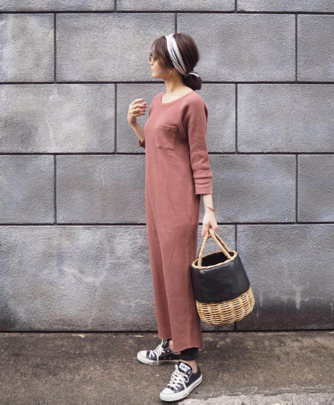 yoko178loveさんのインスタグラム写真 - (yoko178loveInstagram)「#coordinate ． ． 絶妙なブラウンカラーの ワッフルワンピース  @etretokyo ． ． この丈感やスリットも全部可愛い✨ ． ． #etretokyo #エトレトウキョウ #ワッフルワンピース #elendeek #カゴバッグ #converse #converseallstar」3月23日 20時36分 - yoko178love